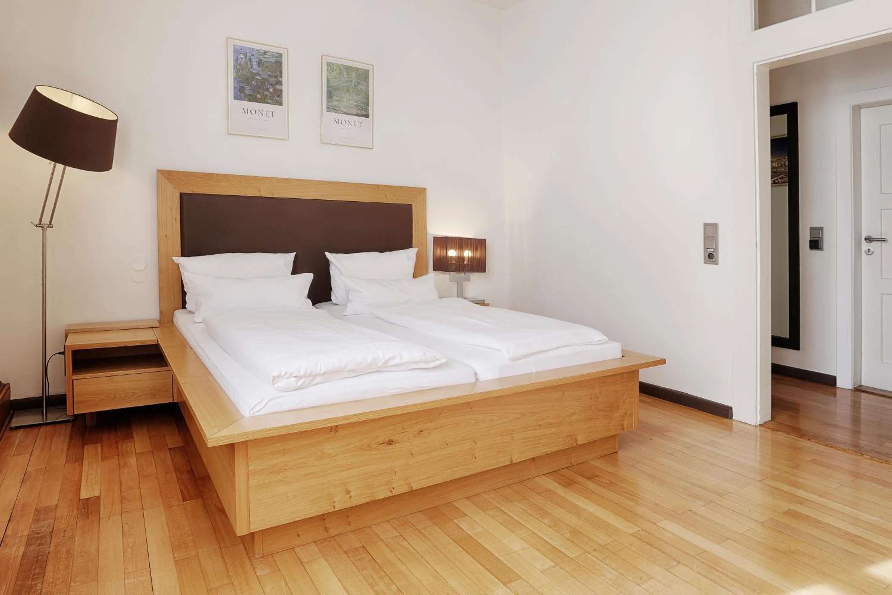 Photo of the whole room, Bed in homie hotel Wiener Botschaft