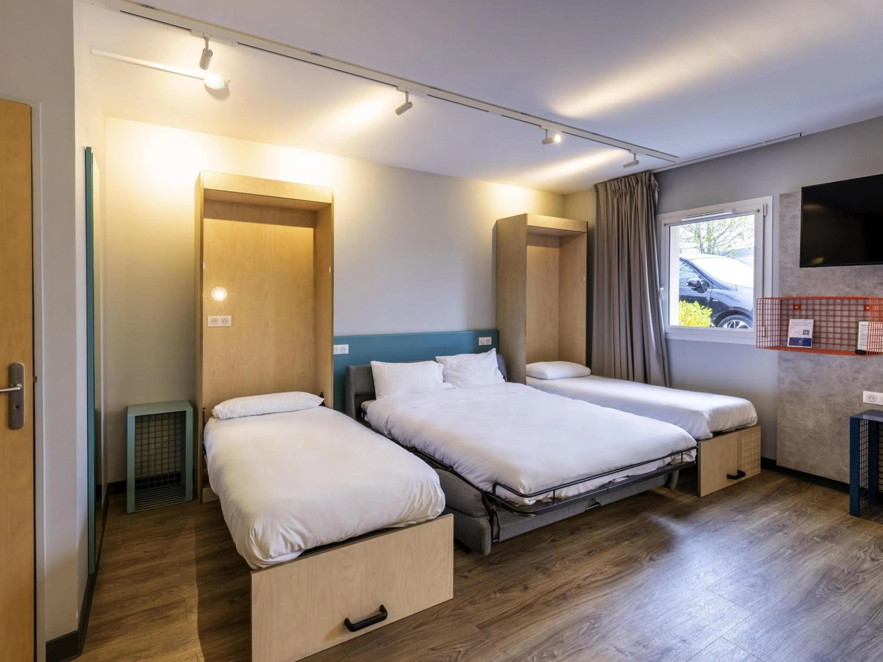 Bedroom, Bed in ibis Budget Millau Viaduc