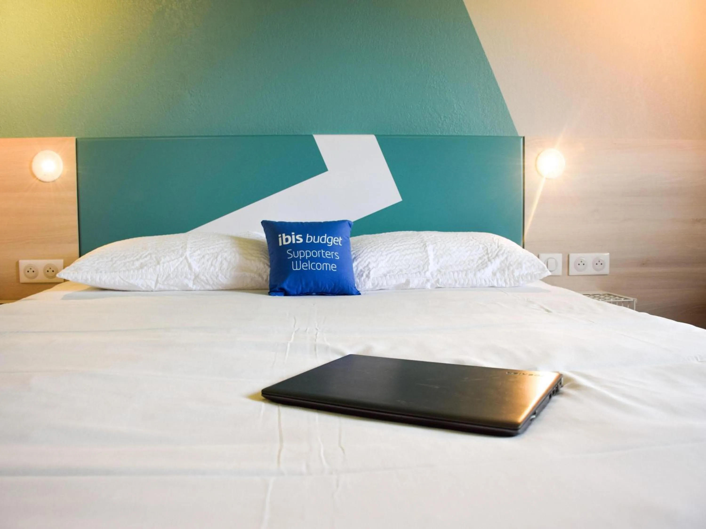 Bedroom, Bed in ibis Budget Millau Viaduc