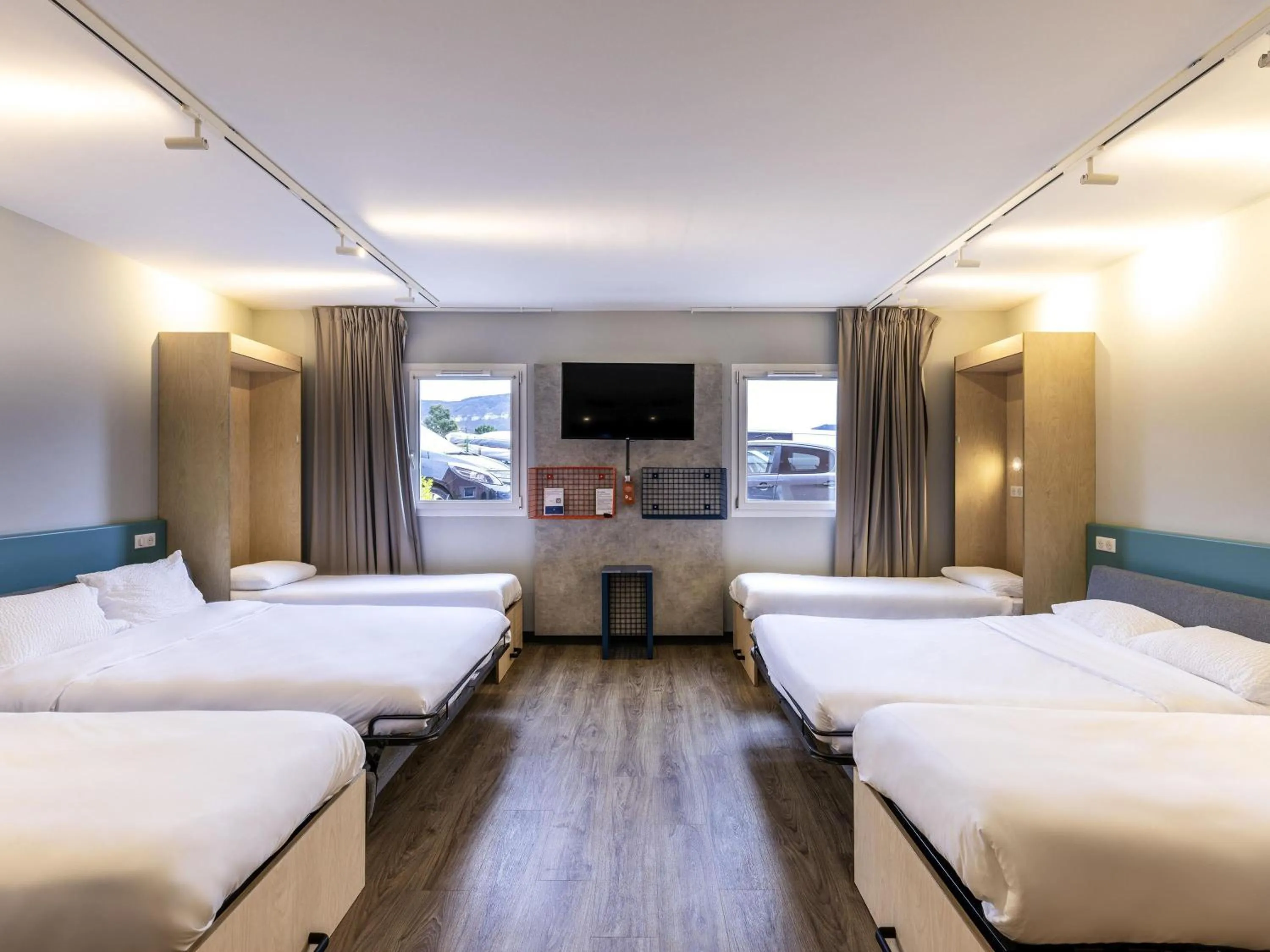 Bedroom, Bed in ibis Budget Millau Viaduc