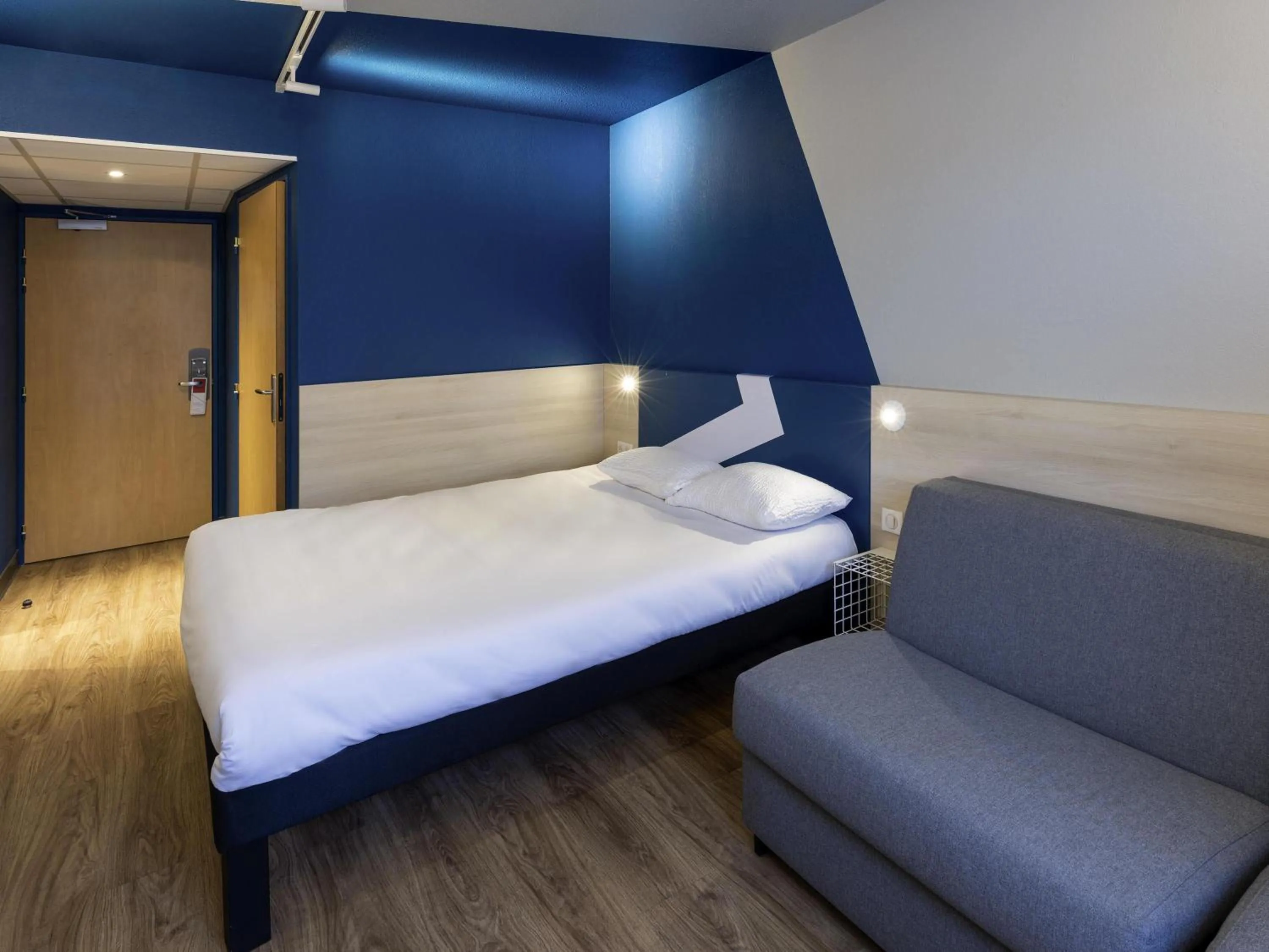 Bedroom, Bed in ibis Budget Millau Viaduc