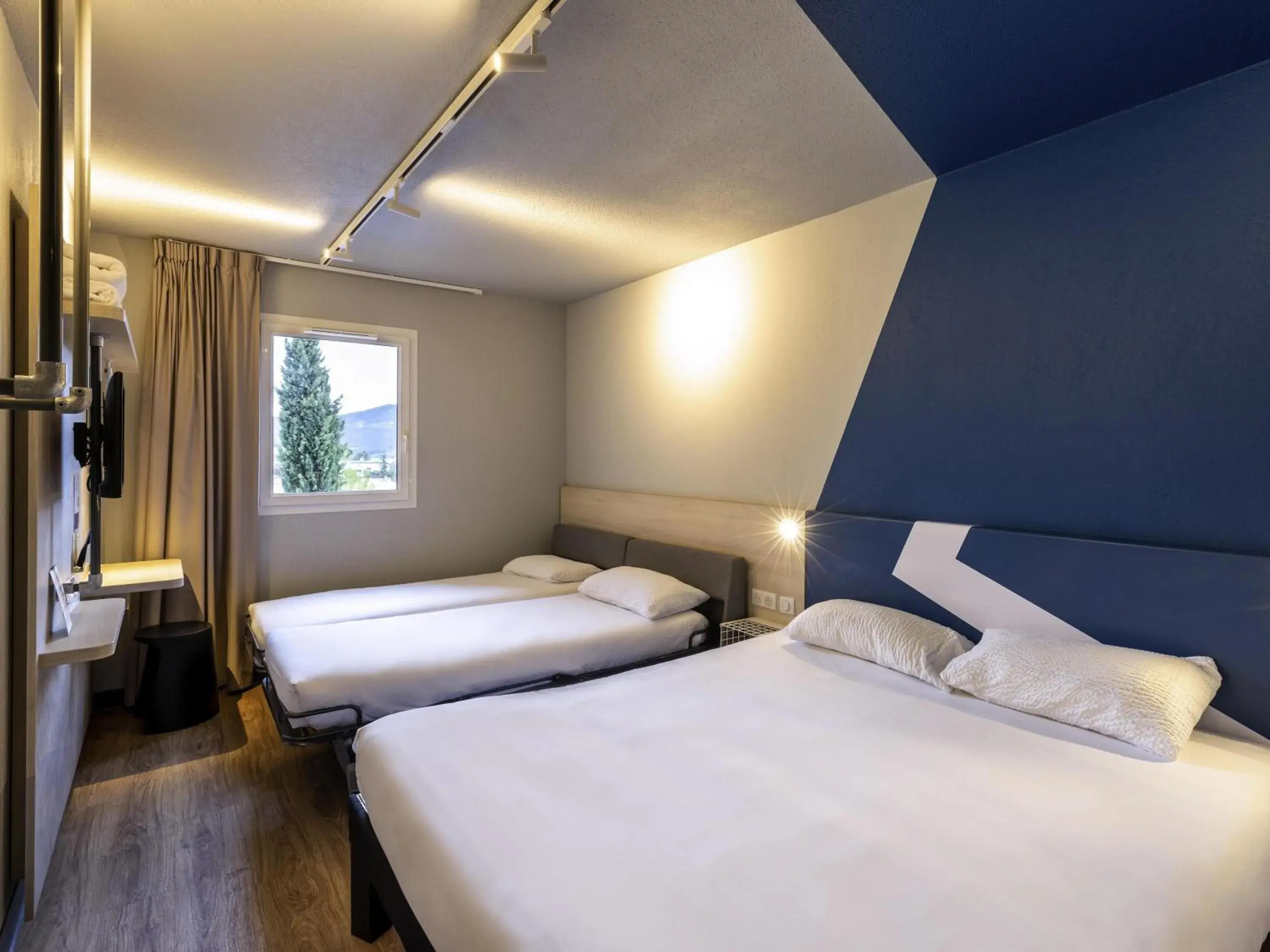 Family Room with One Double and Two Single Beds in ibis Budget Millau Viaduc Family Room with One Double and Two Single Beds in ibis Budget Millau Viaduc