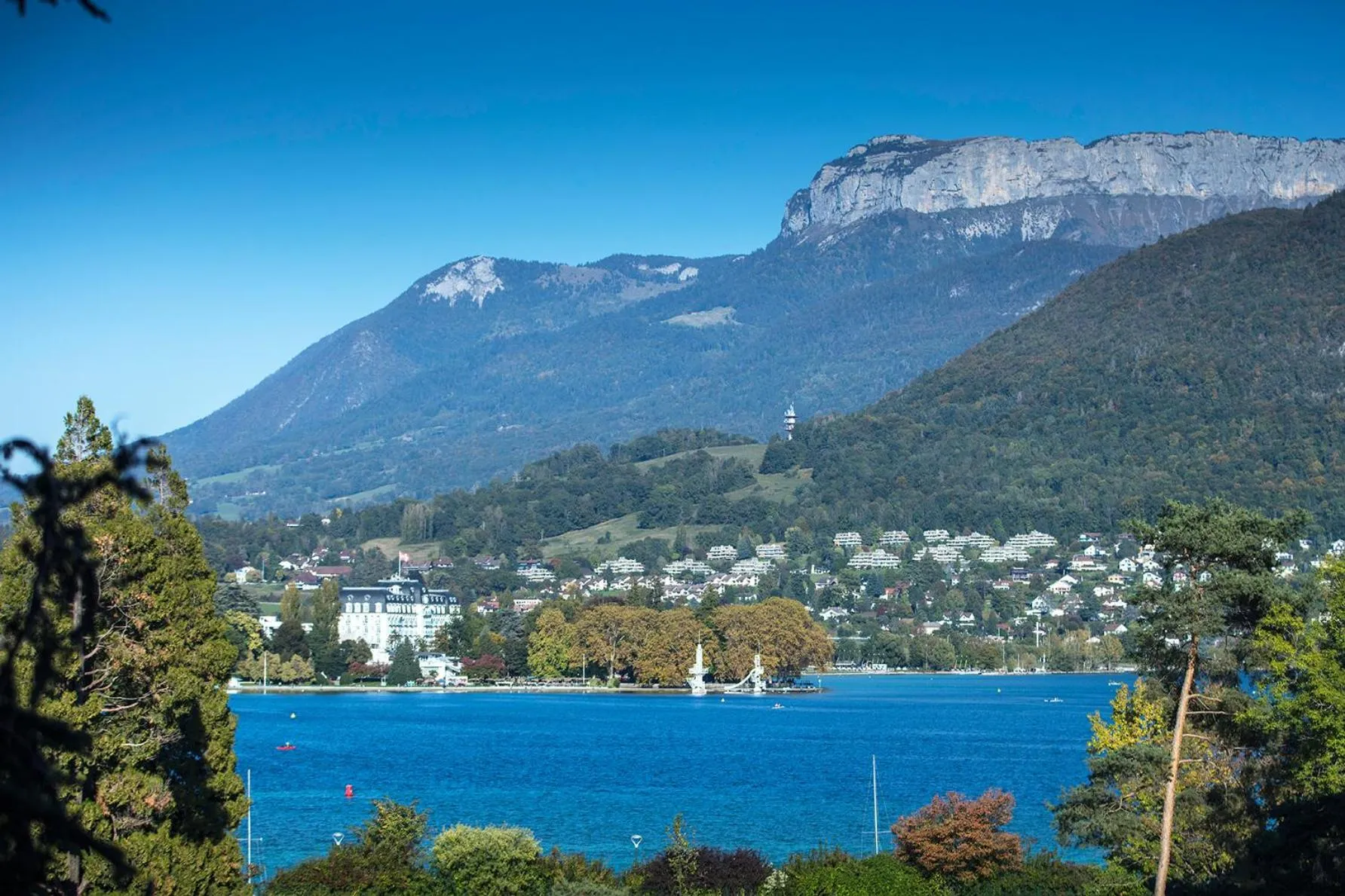 Lake view in Le Pélican