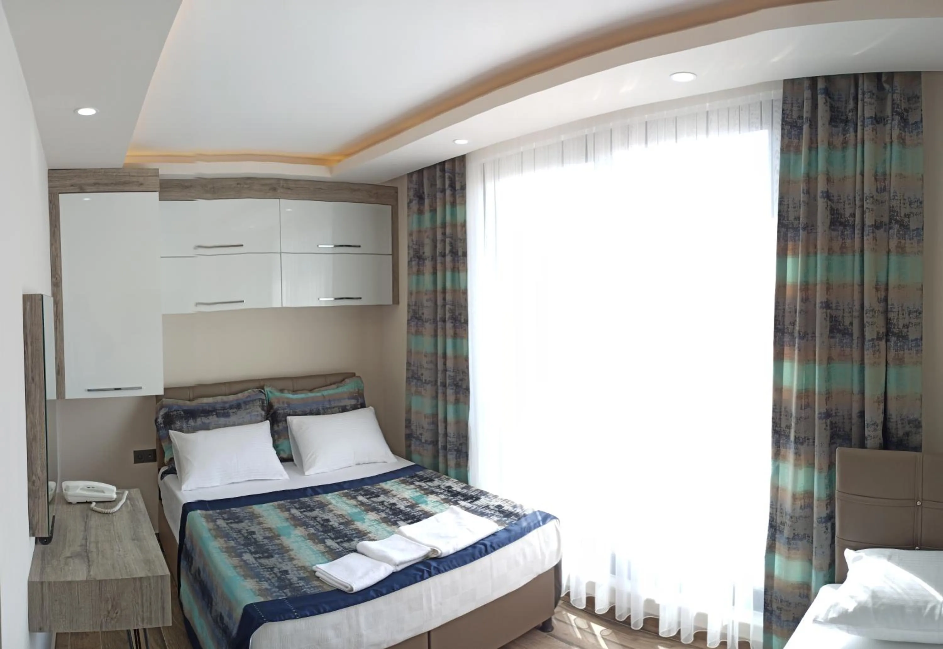 wardrobe, Bed in KALİSPERA HOTEL