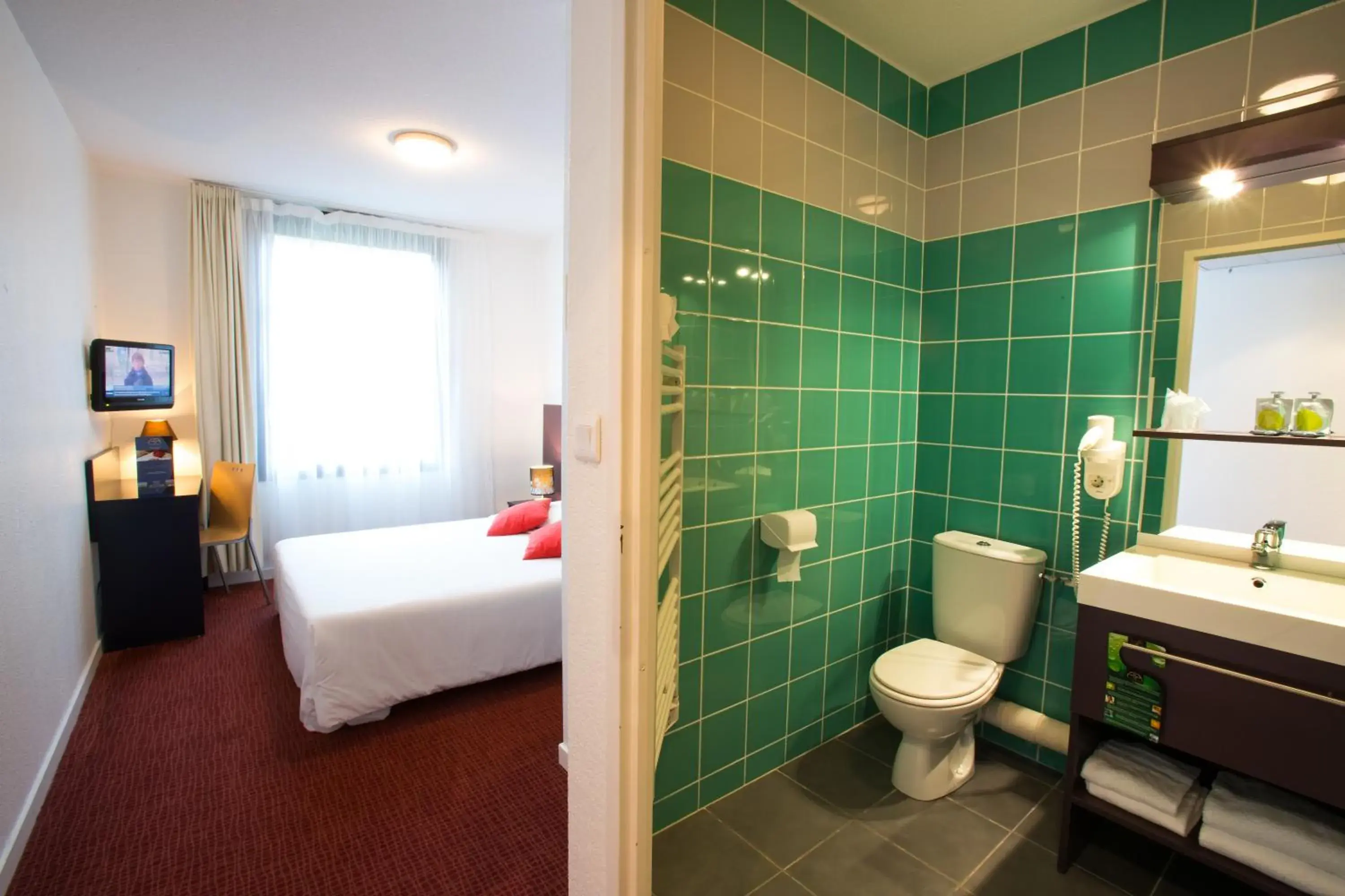 Bathroom in All Suites Le Teich – Bassin d’Arcachon Bathroom in All Suites Le Teich – Bassin d’Arcachon