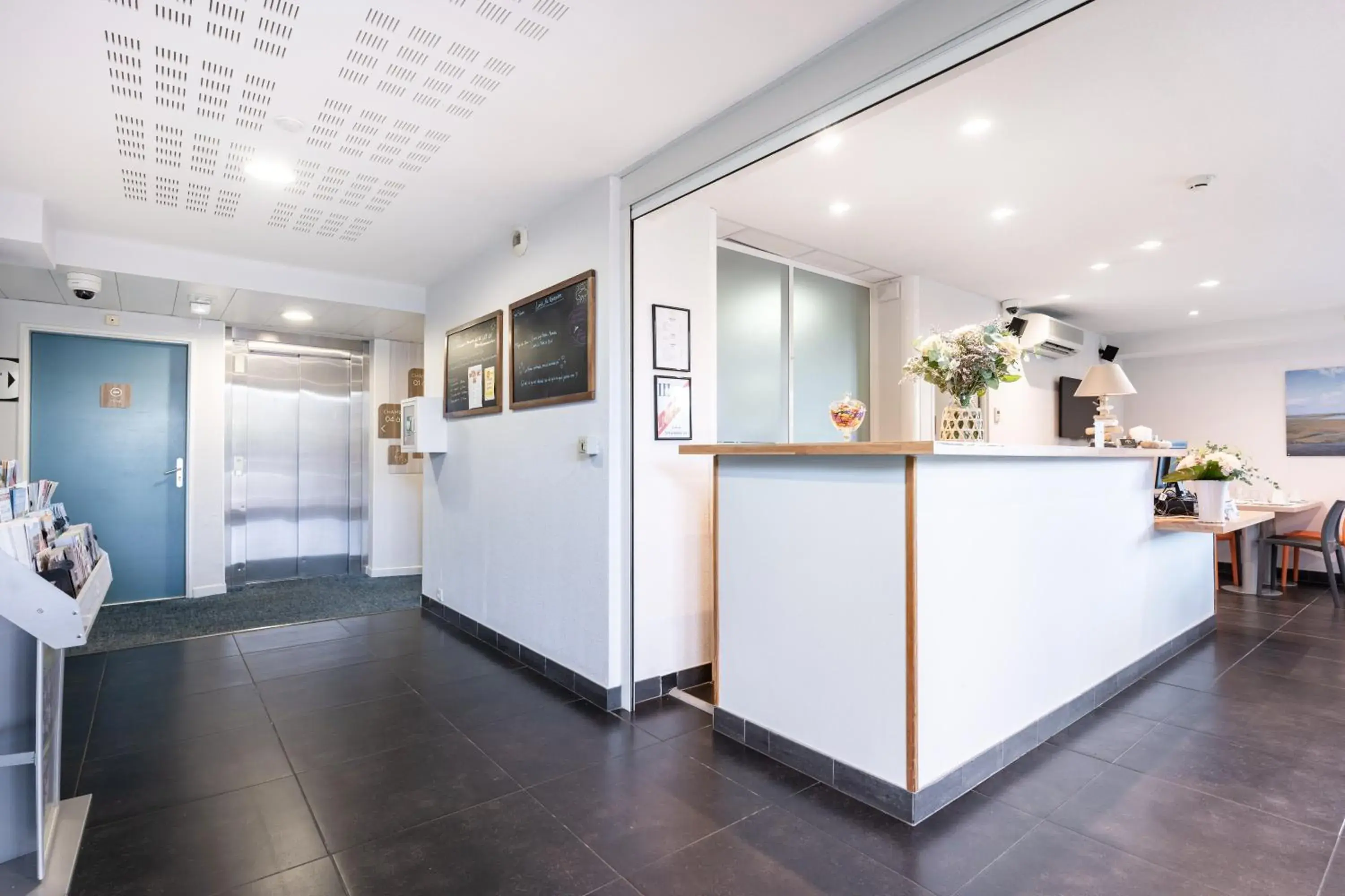 Lobby or reception in All Suites Le Teich – Bassin d’Arcachon Lobby or reception in All Suites Le Teich – Bassin d’Arcachon