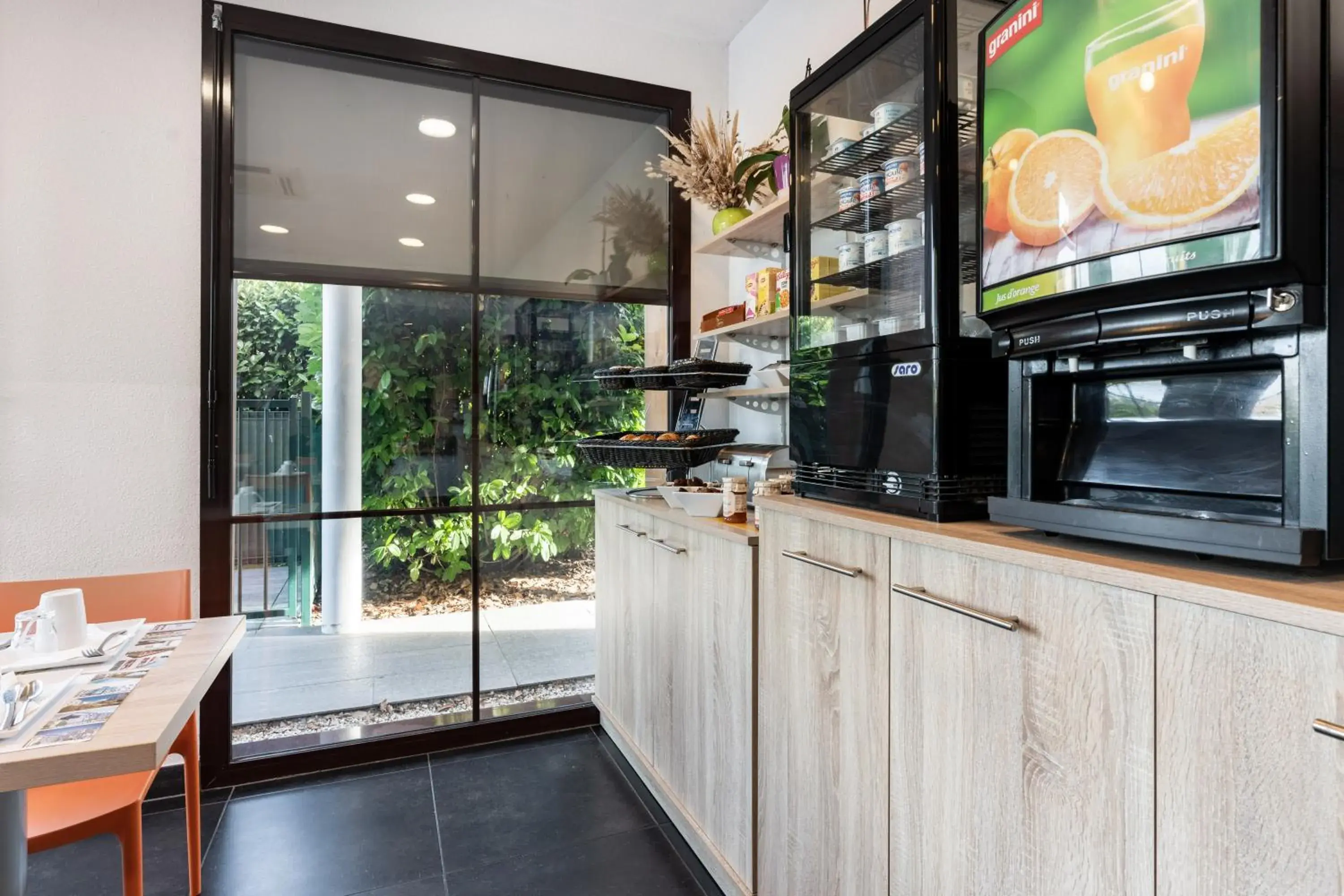 Buffet breakfast in All Suites Le Teich – Bassin d’Arcachon Buffet breakfast in All Suites Le Teich – Bassin d’Arcachon