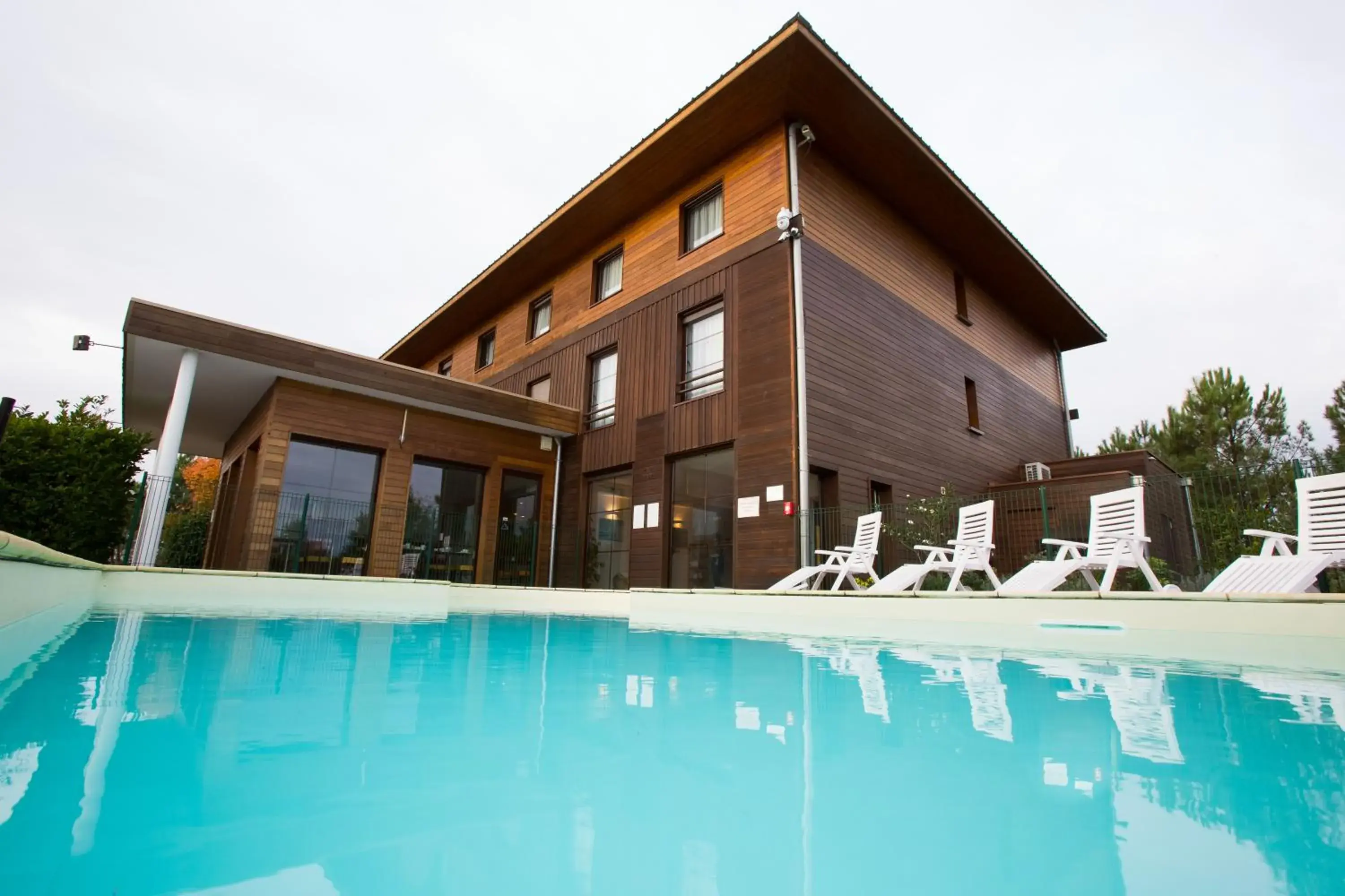 Swimming pool in All Suites Le Teich – Bassin d’Arcachon Swimming pool in All Suites Le Teich – Bassin d’Arcachon