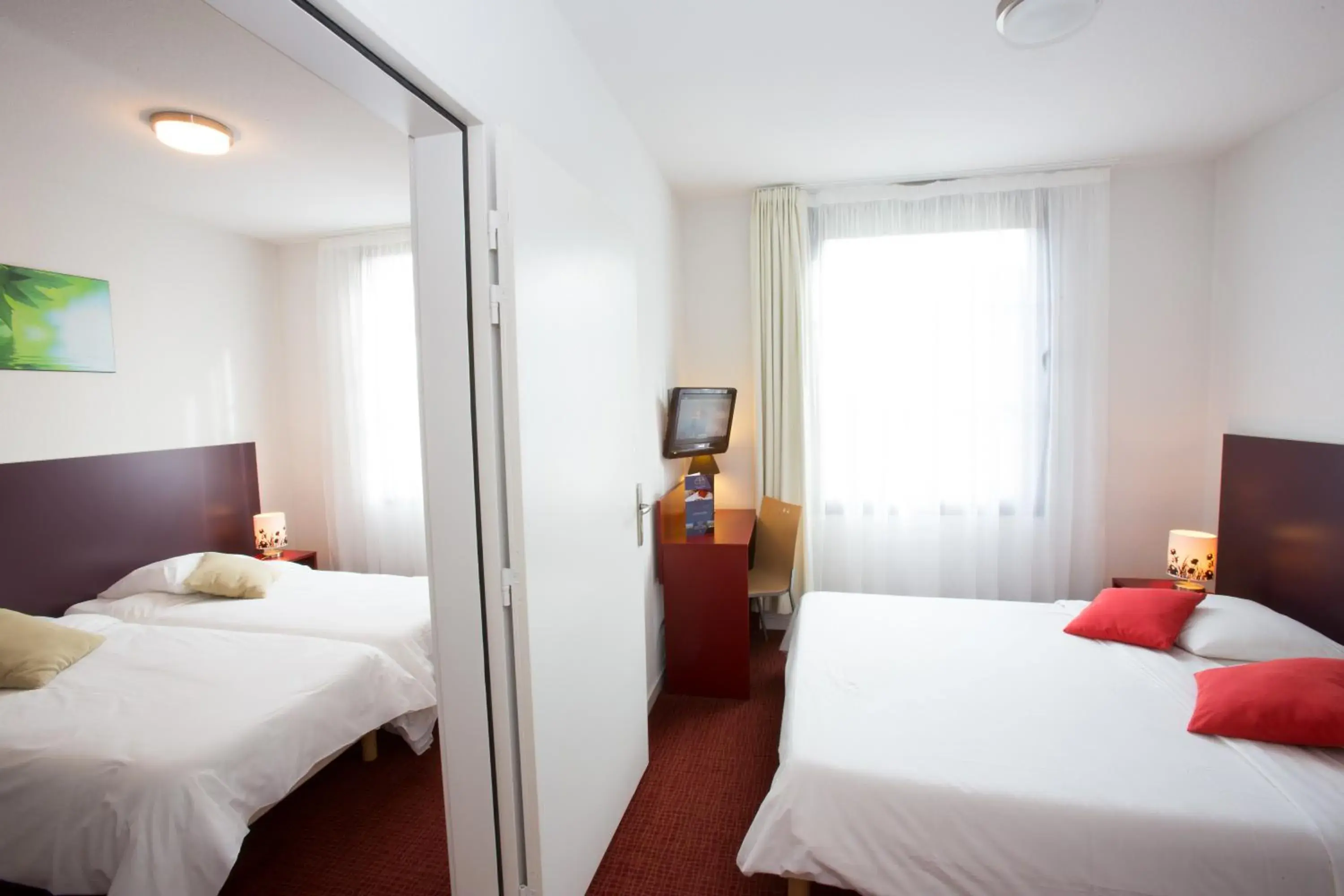 Photo of the whole room, Bed in All Suites Le Teich – Bassin d’Arcachon Photo of the whole room, Bed in All Suites Le Teich – Bassin d’Arcachon