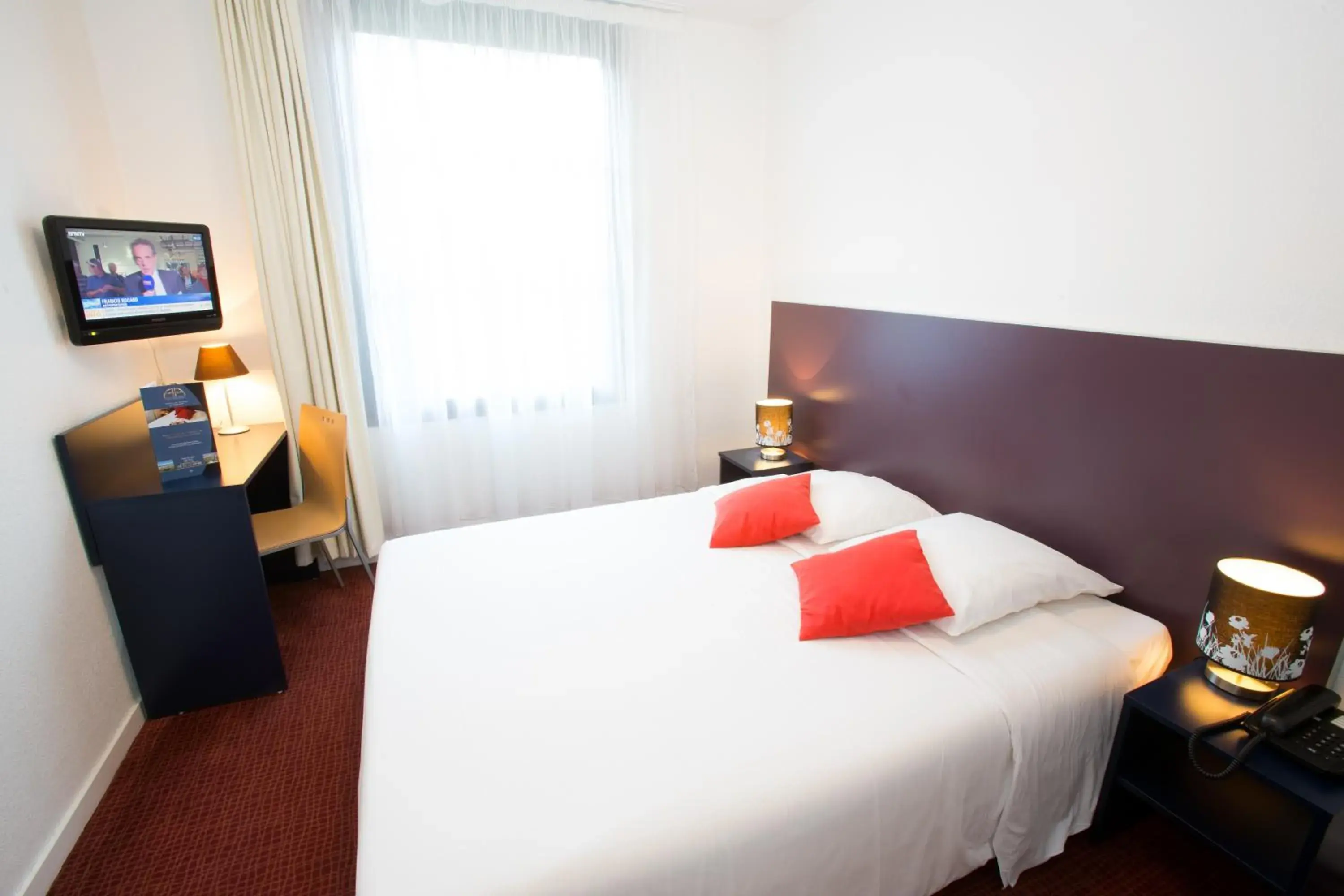 Photo of the whole room, Bed in All Suites Le Teich – Bassin d’Arcachon Photo of the whole room, Bed in All Suites Le Teich – Bassin d’Arcachon