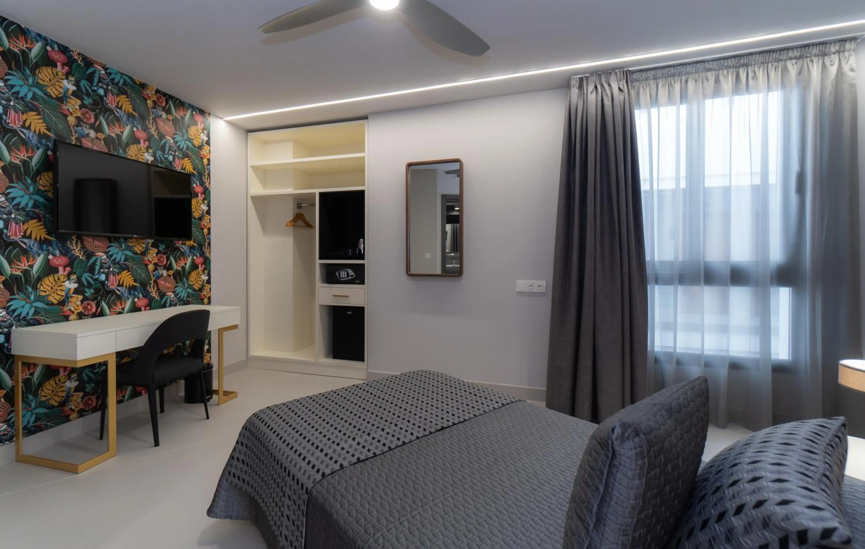 TV and multimedia, Bed in Hotel Perla del Sur