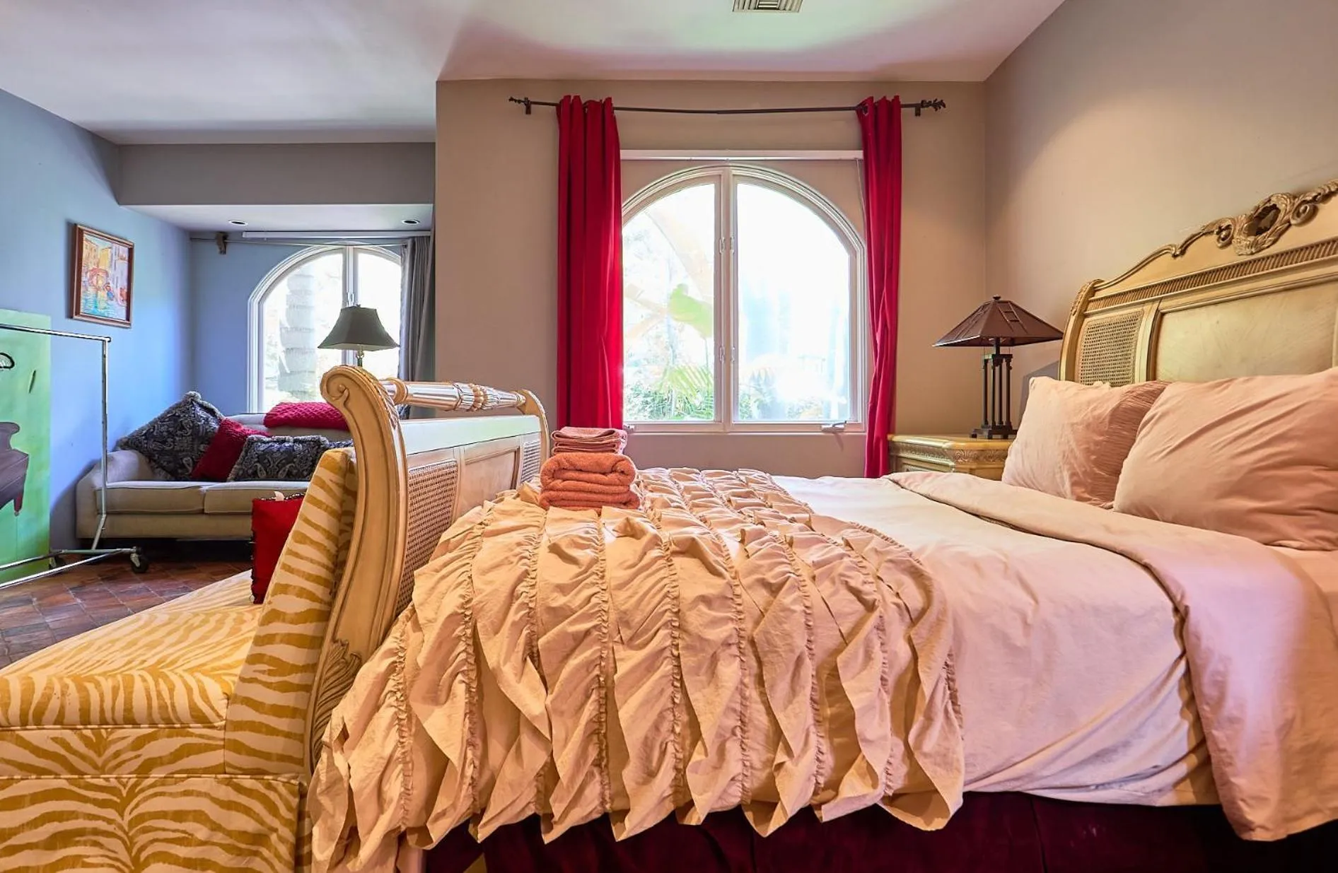 Photo of the whole room, Bed in Beverly Hills Spanish