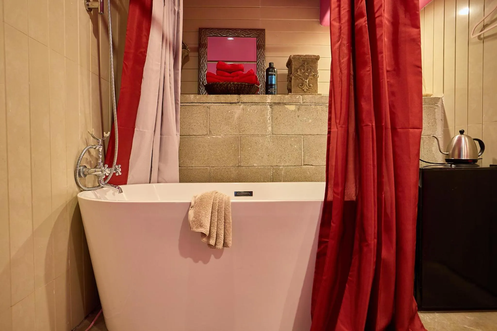 Toilet in Beverly Hills Spanish