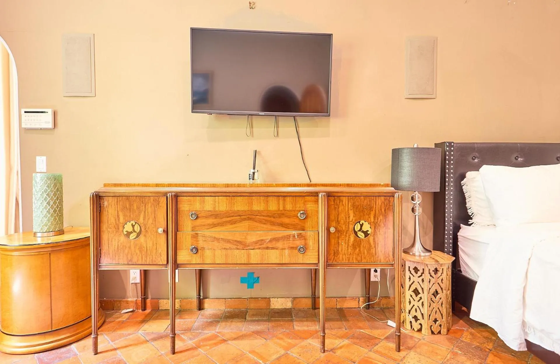 Communal lounge/ TV room, Bed in Beverly Hills Spanish