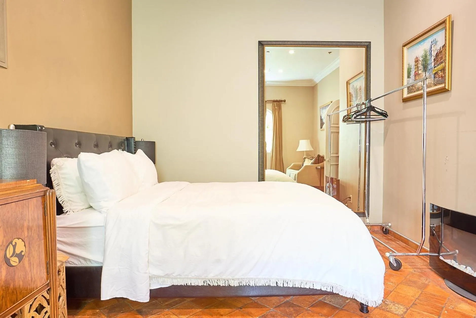 Bed in Beverly Hills Spanish