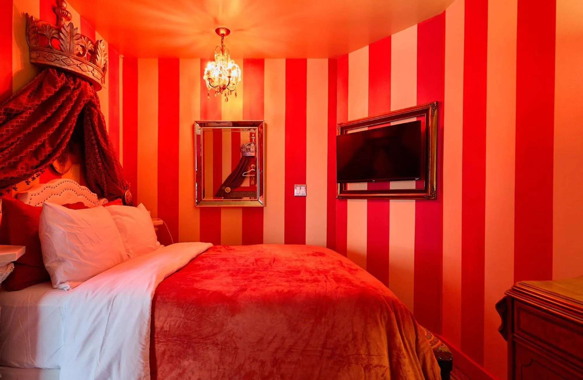 Communal lounge/ TV room, Bed in Beverly Hills Spanish