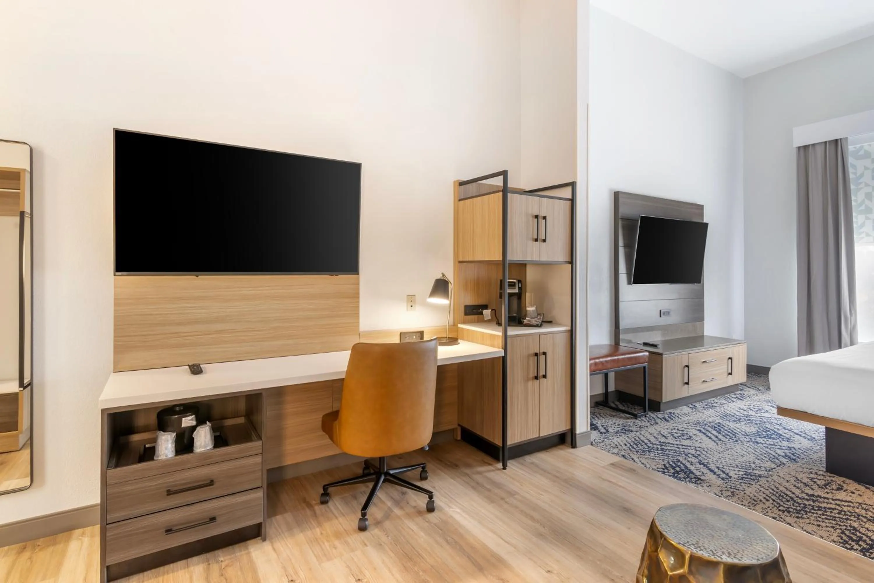 TV and multimedia, Bed in Country Inn & Suites By Radisson, Savannah Airport, GA