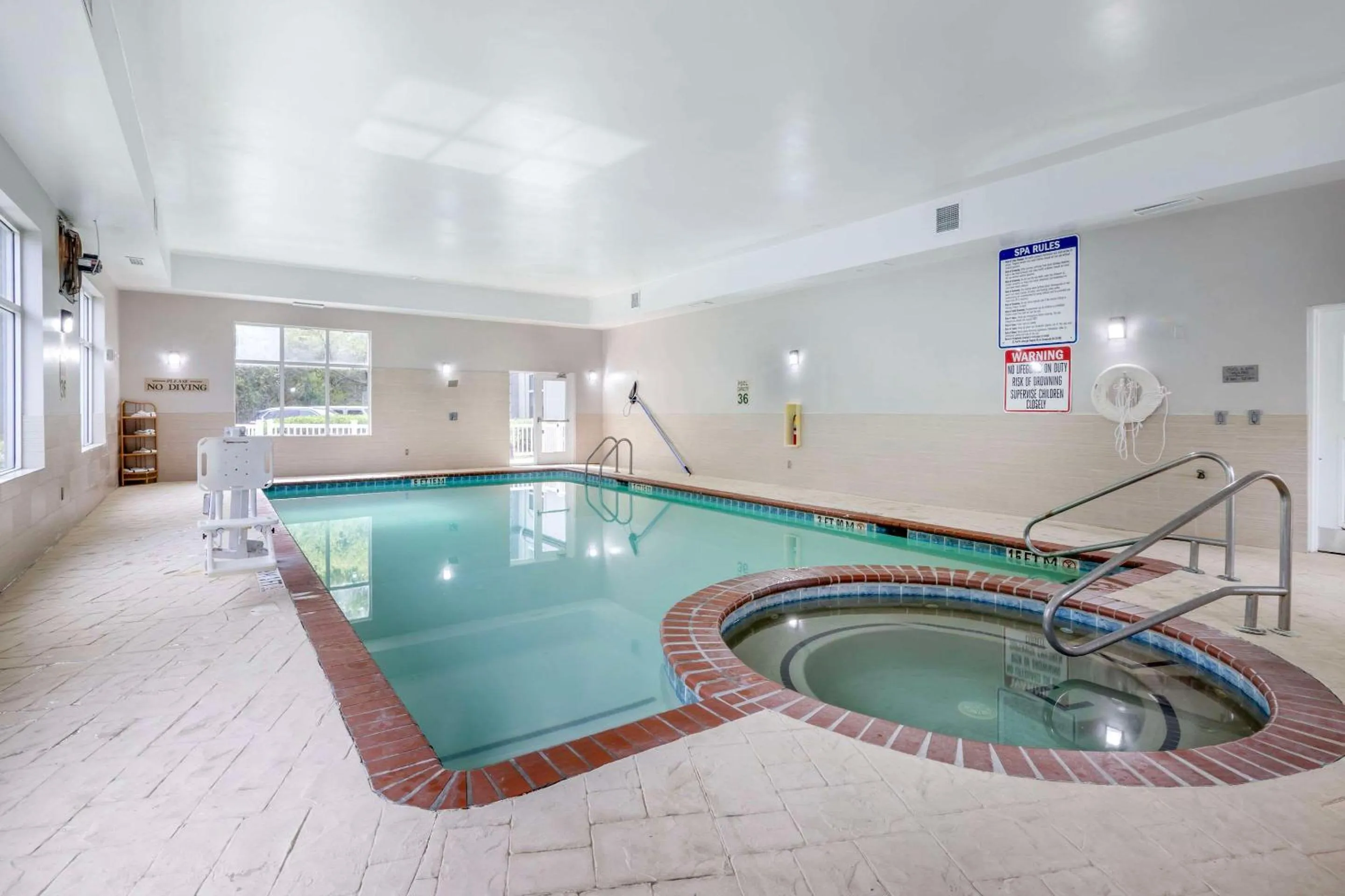 Swimming pool in Country Inn & Suites By Radisson, Savannah Airport, GA