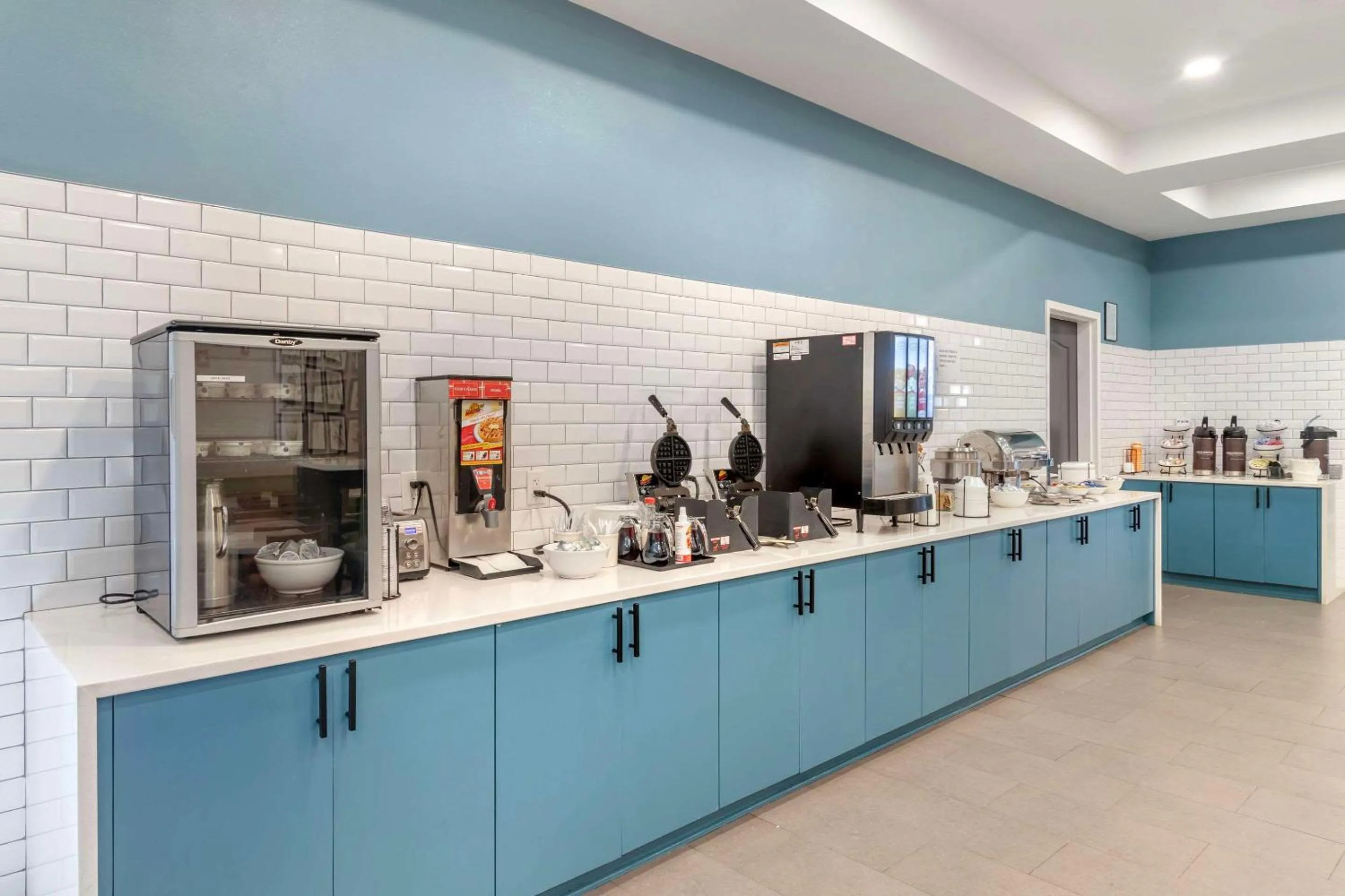 Breakfast in Country Inn & Suites By Radisson, Savannah Airport, GA