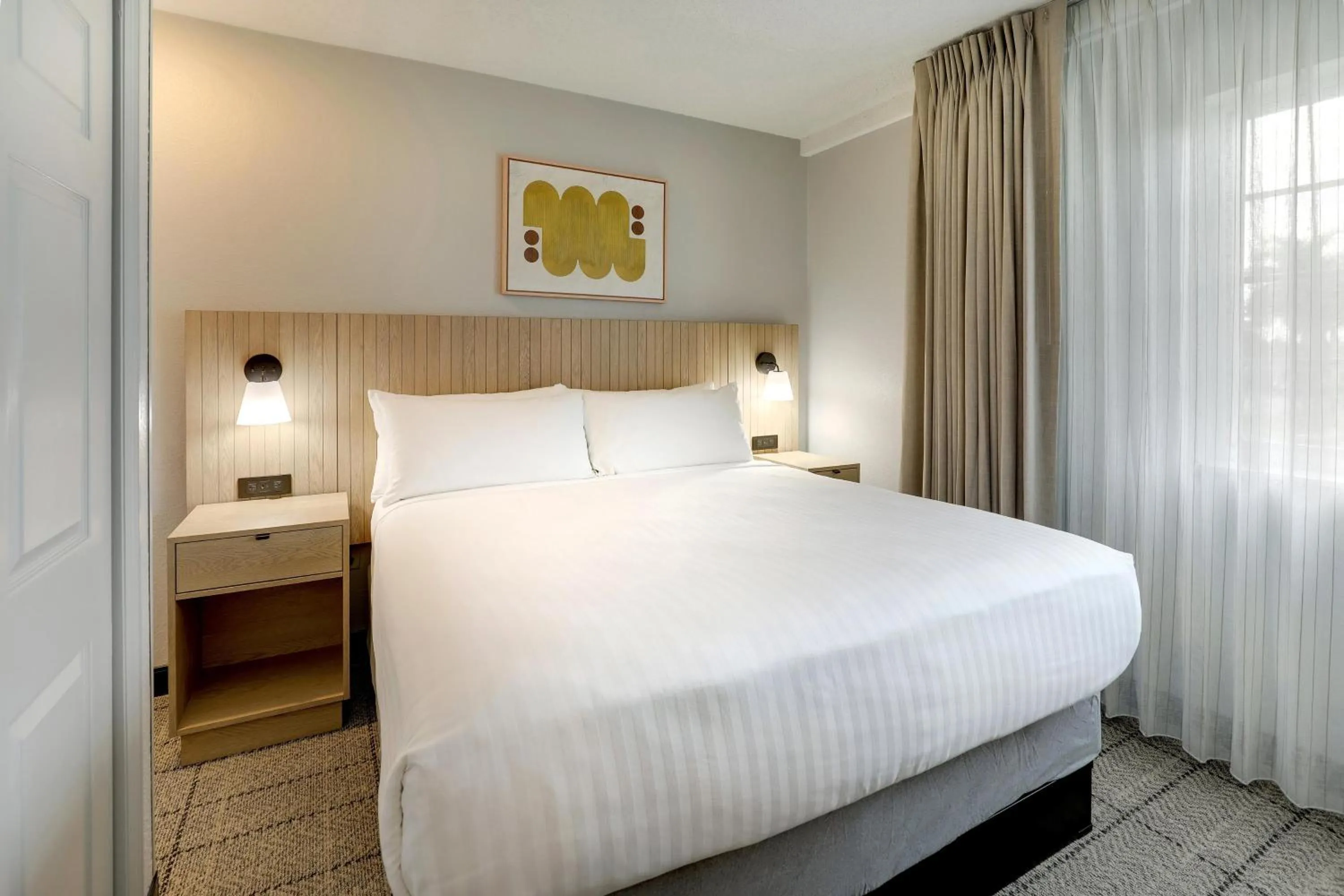 Photo of the whole room, Bed in Sonesta Simply Suites Las Vegas Convention Center