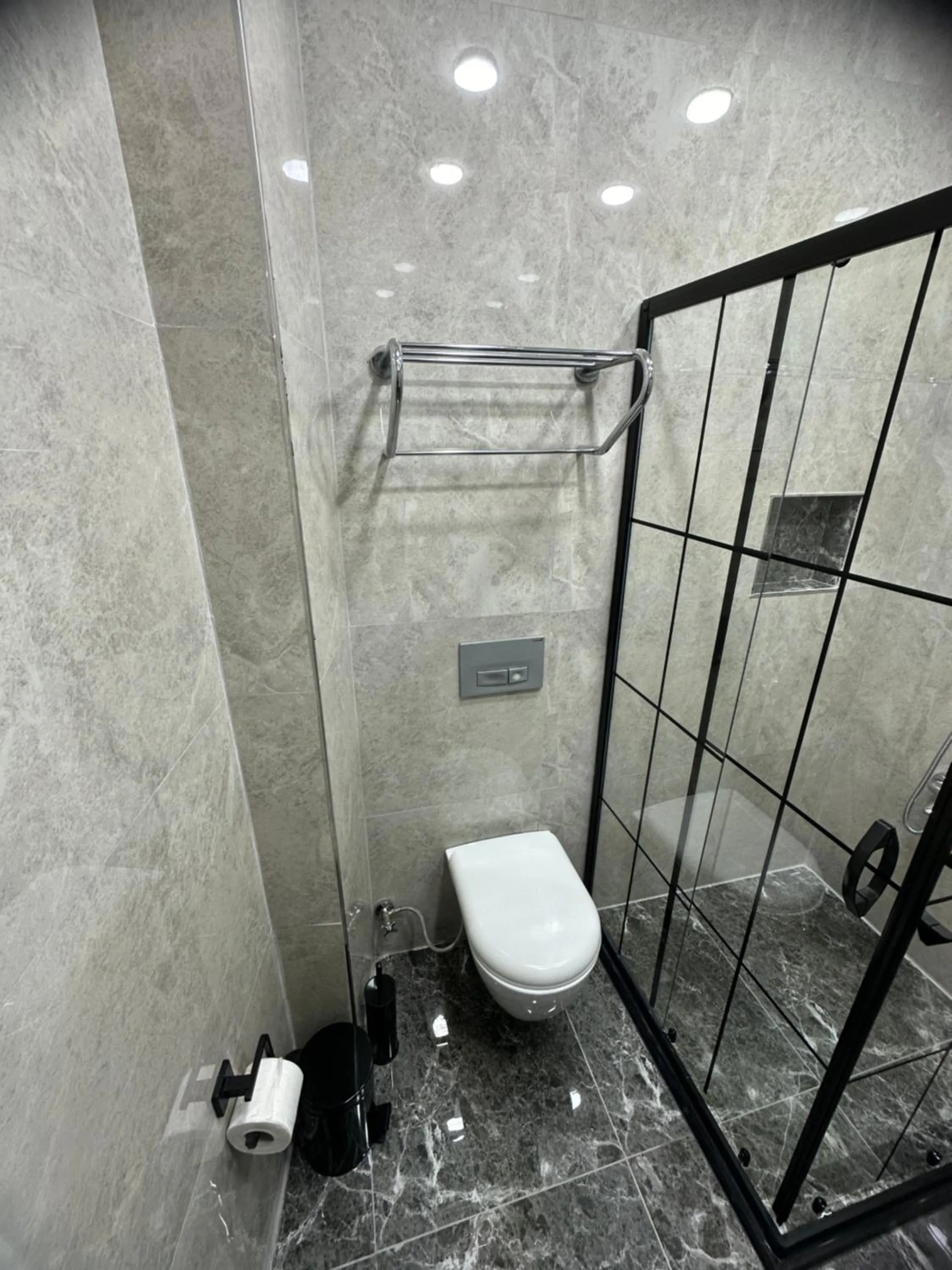 Shower in Big Orange Hotel Old City