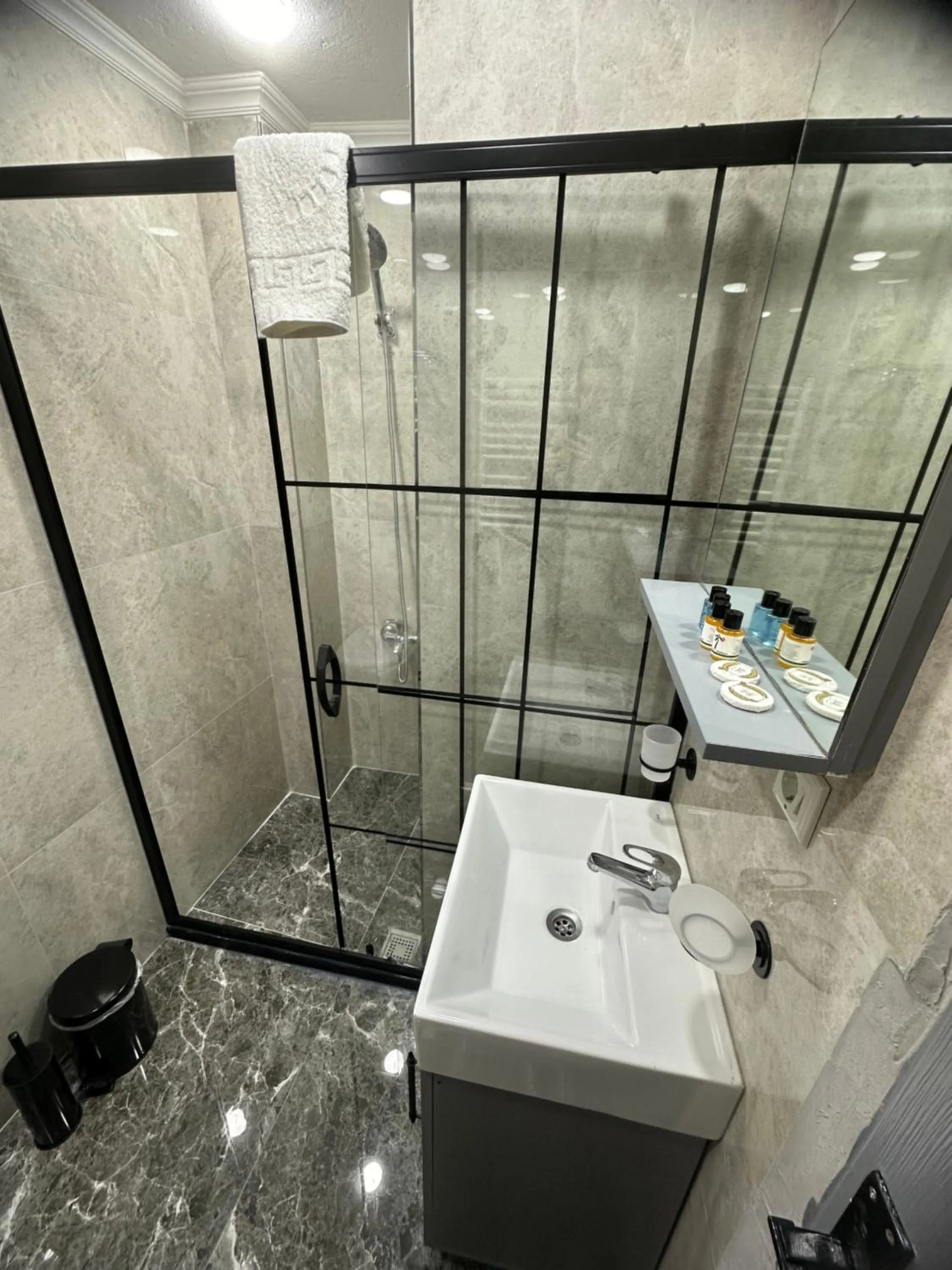 Shower in Big Orange Hotel Old City