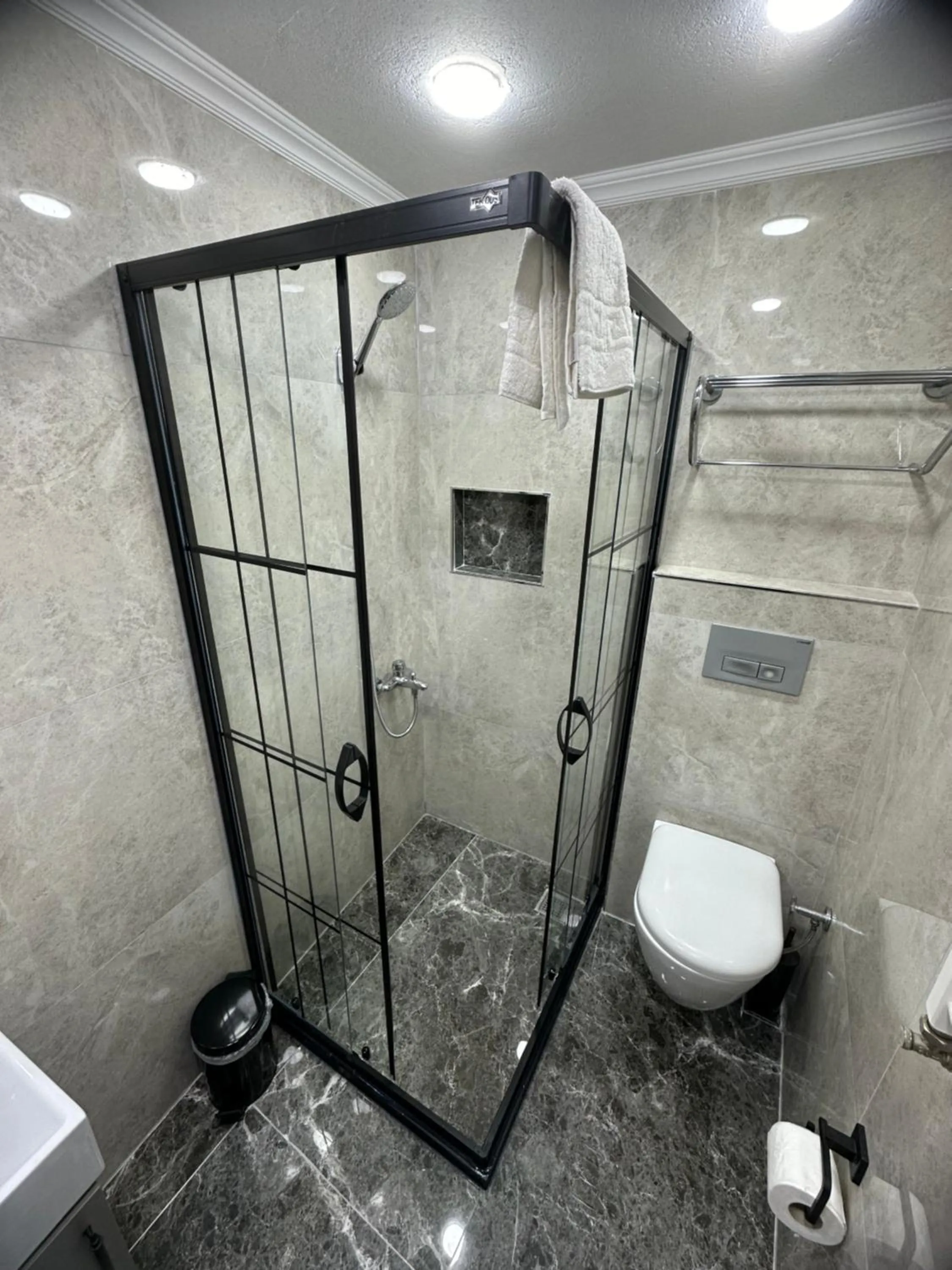 Shower in Big Orange Hotel Old City