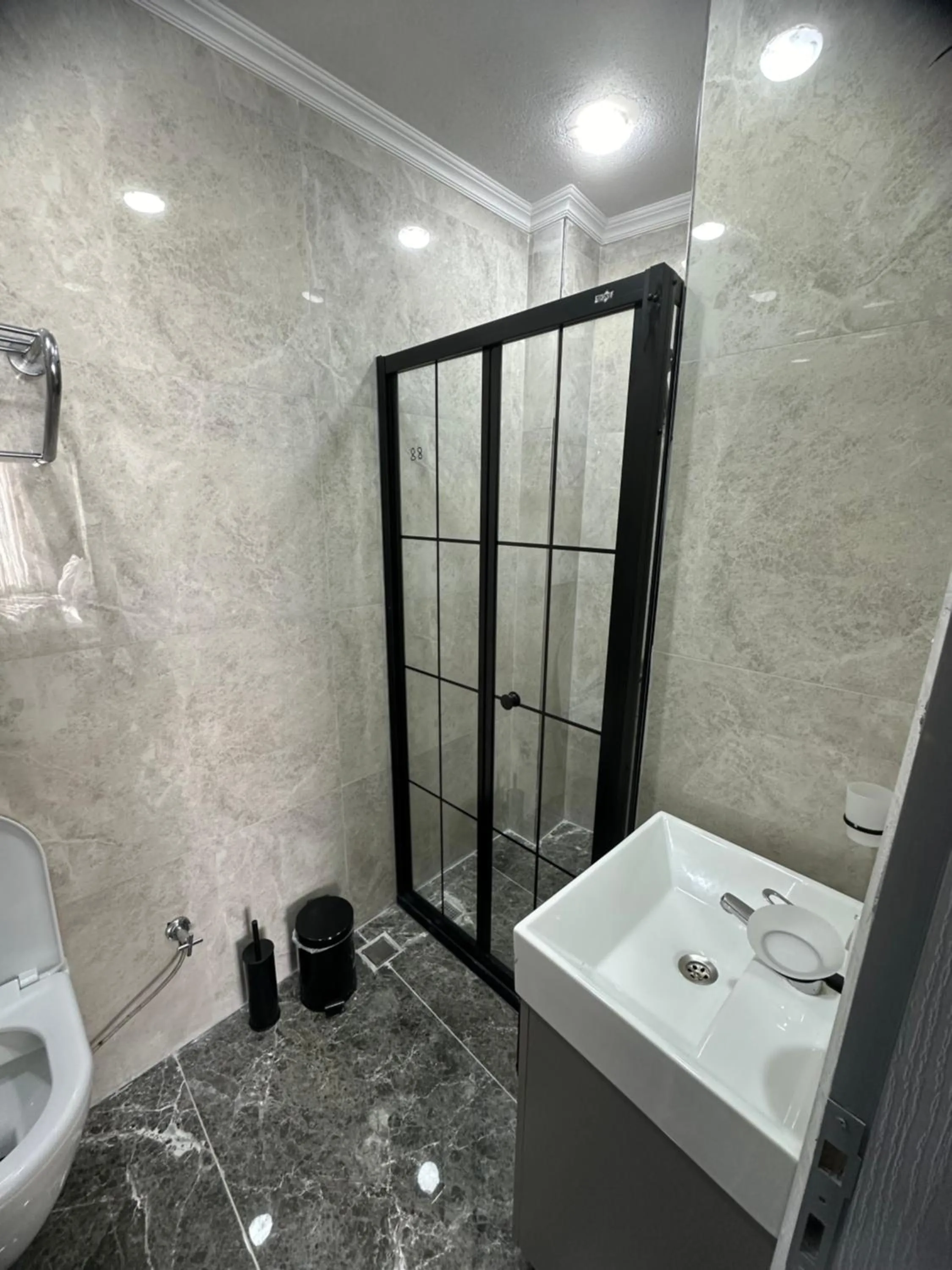 Shower in Big Orange Hotel Old City
