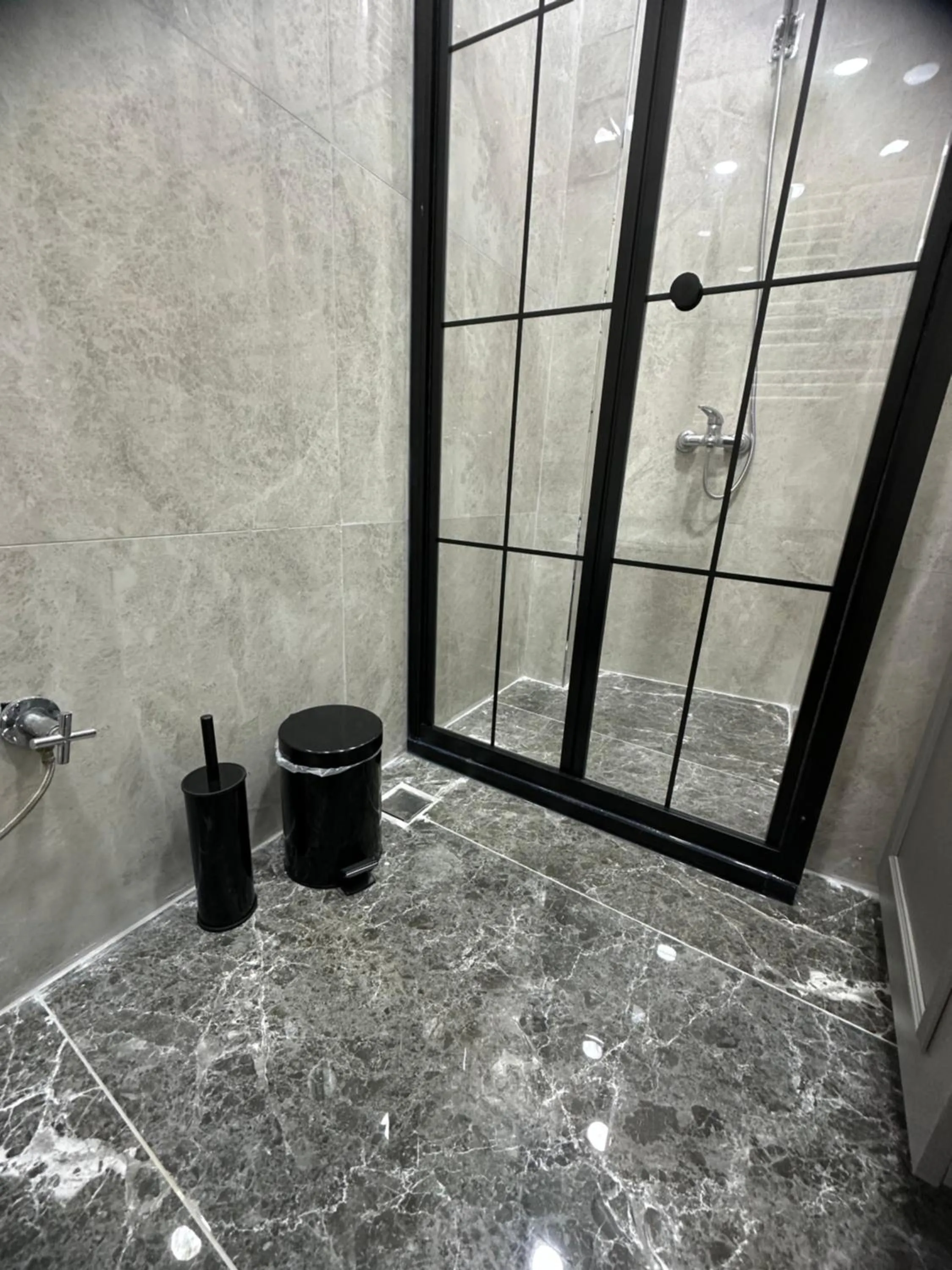 Shower in Big Orange Hotel Old City