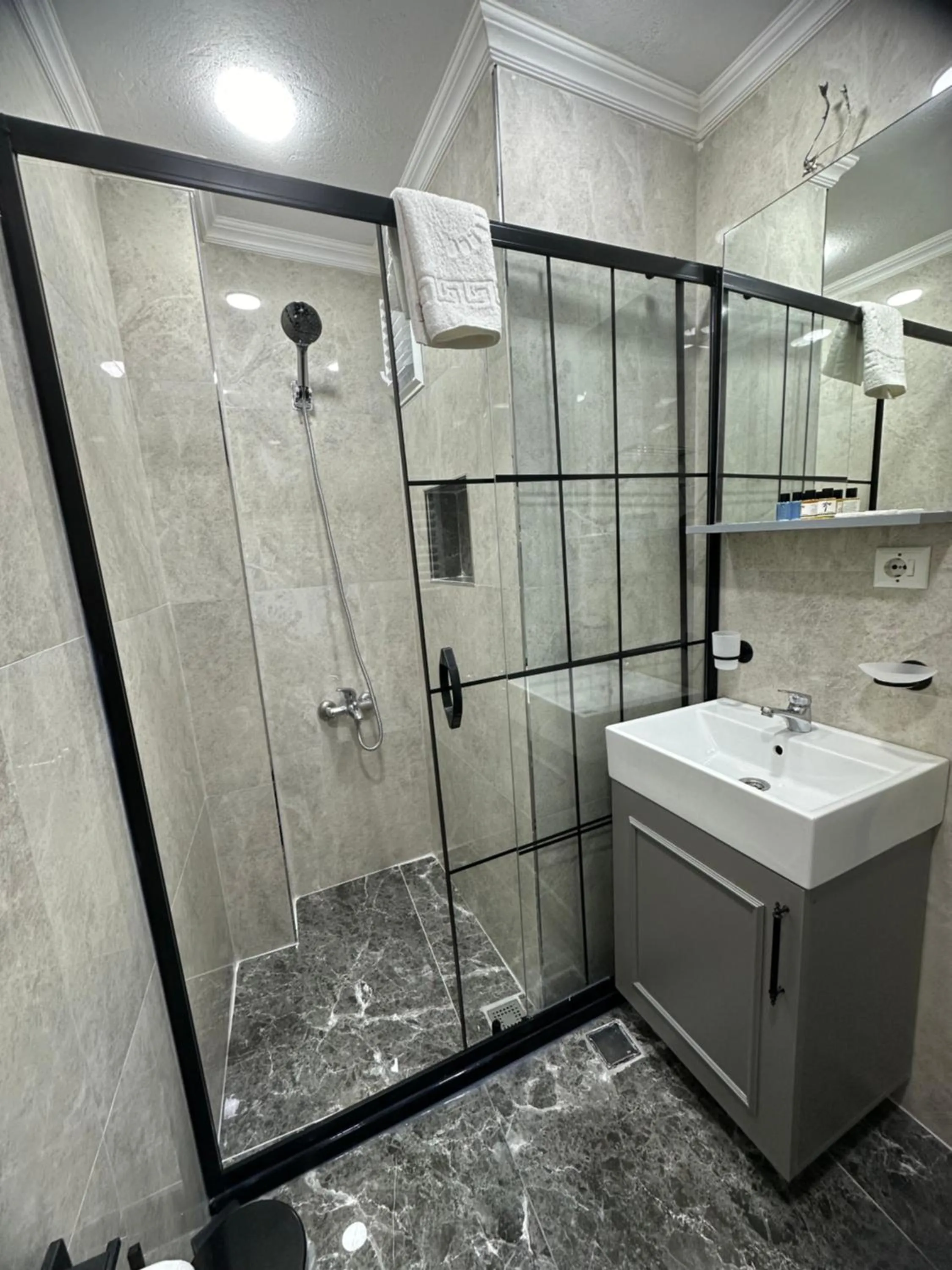 Shower in Big Orange Hotel Old City