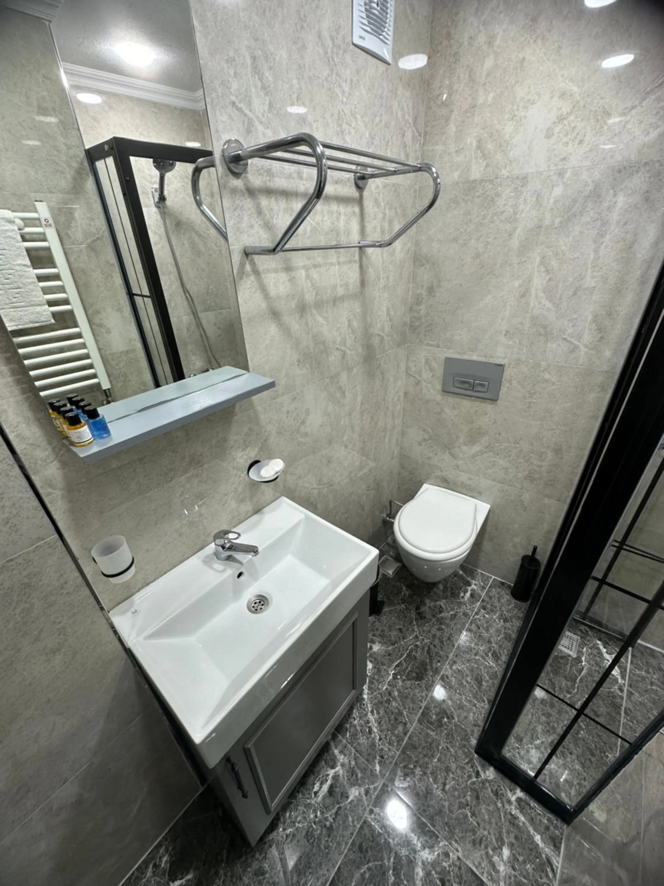 Shower in Big Orange Hotel Old City