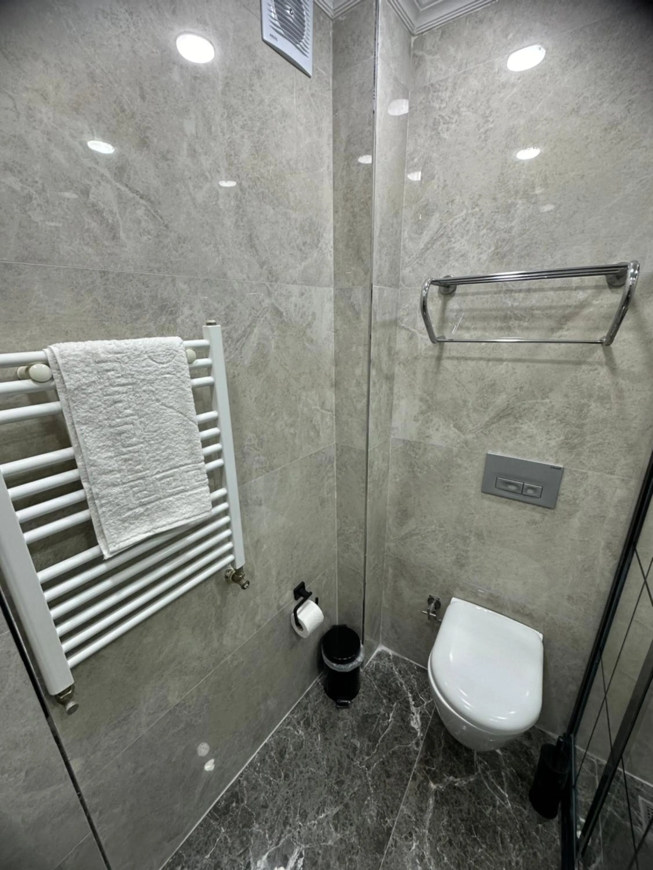 Shower in Big Orange Hotel Old City