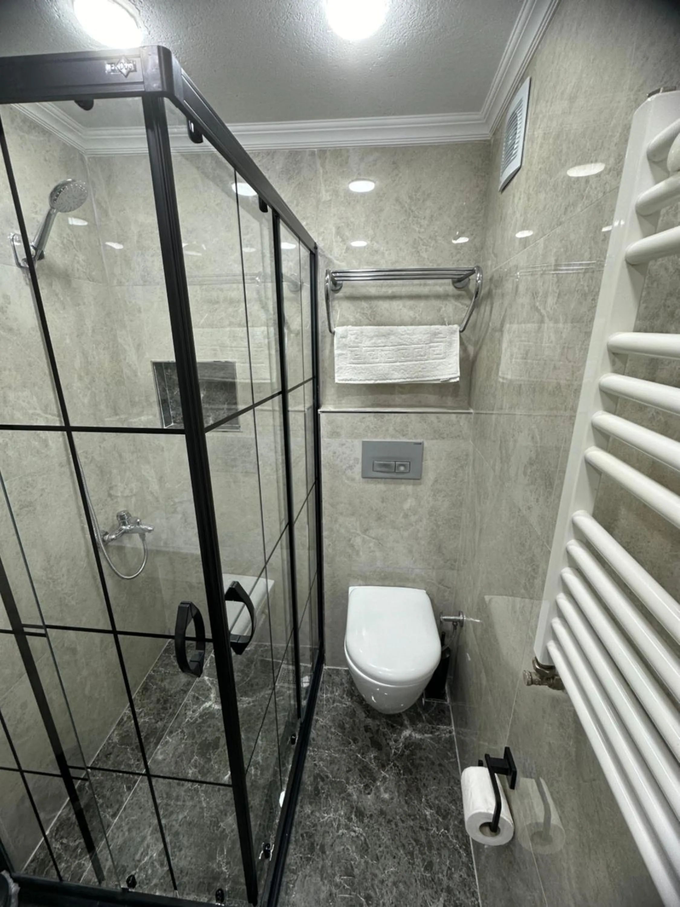 Shower in Big Orange Hotel Old City