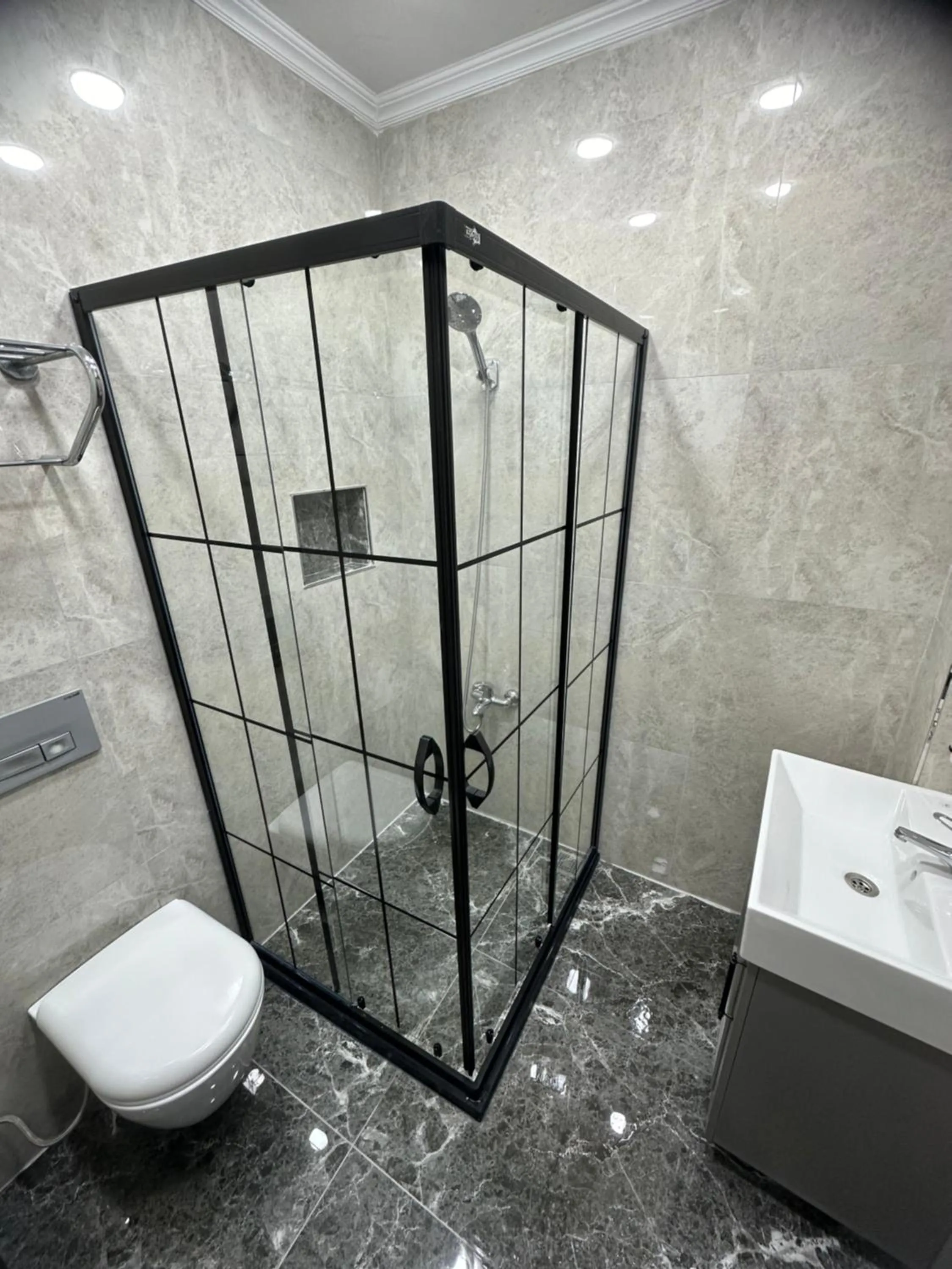 Shower in Big Orange Hotel Old City