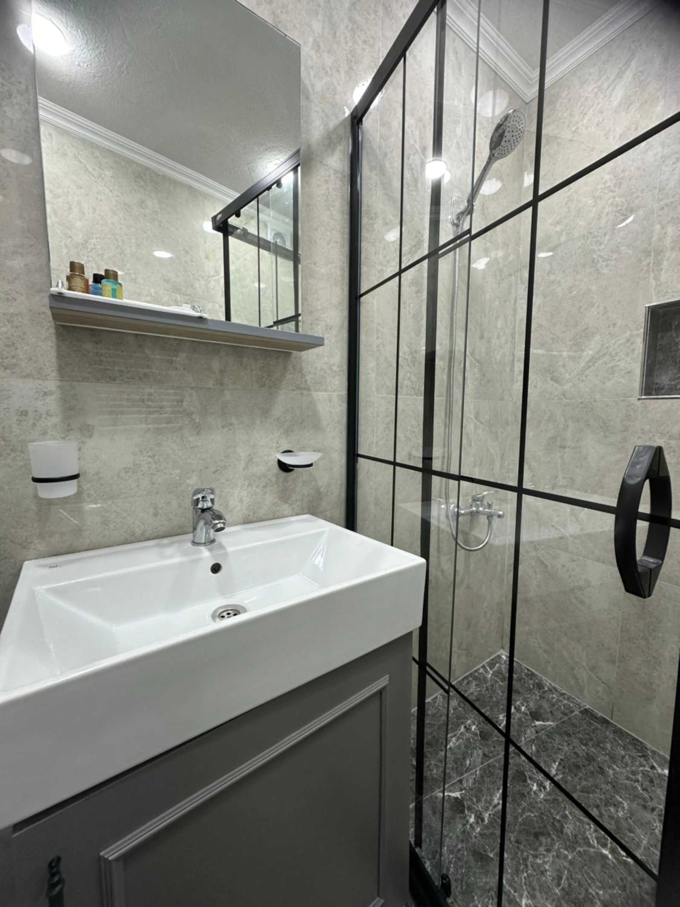 Shower in Big Orange Hotel Old City