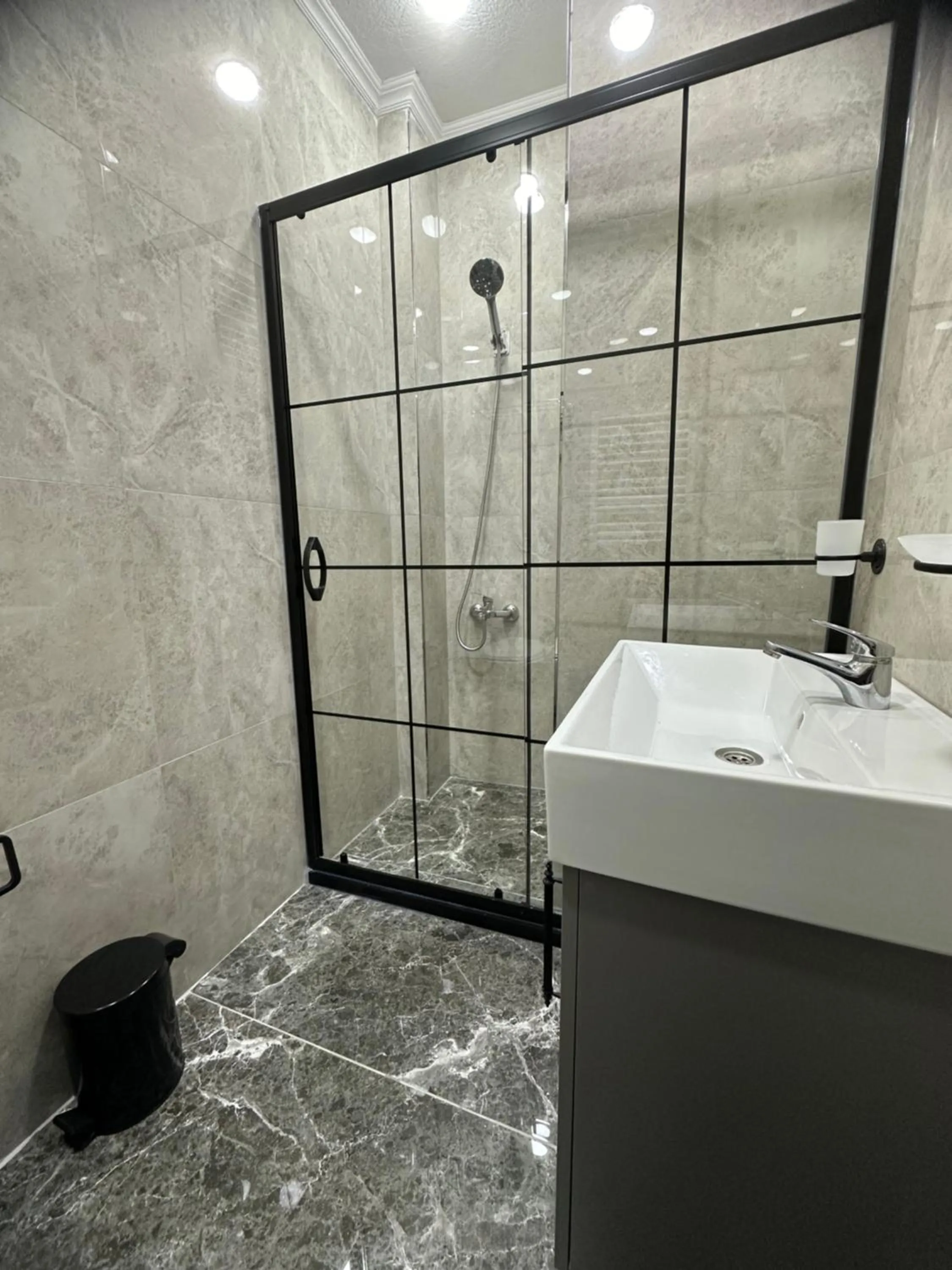 Shower in Big Orange Hotel Old City