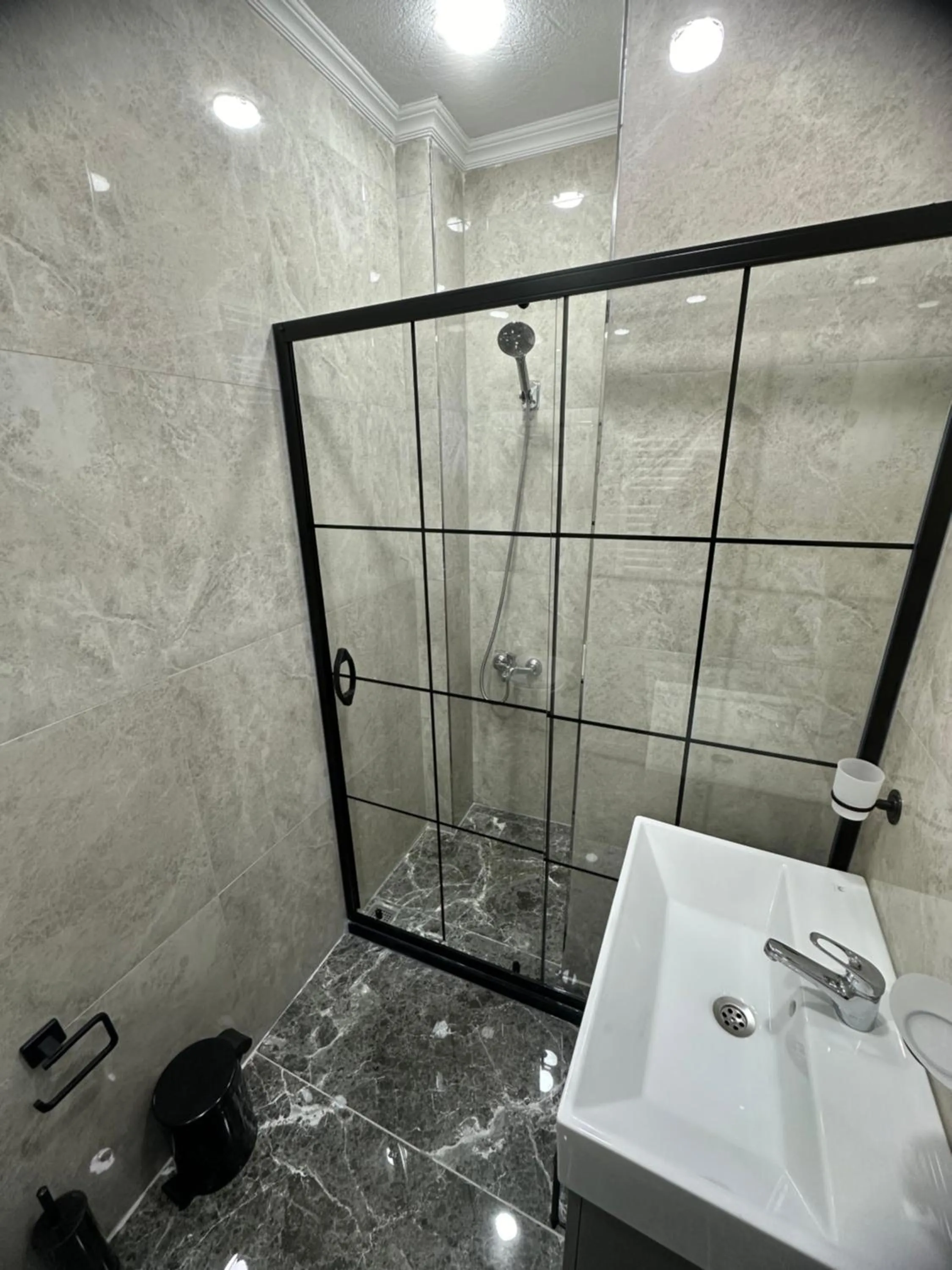 Shower in Big Orange Hotel Old City