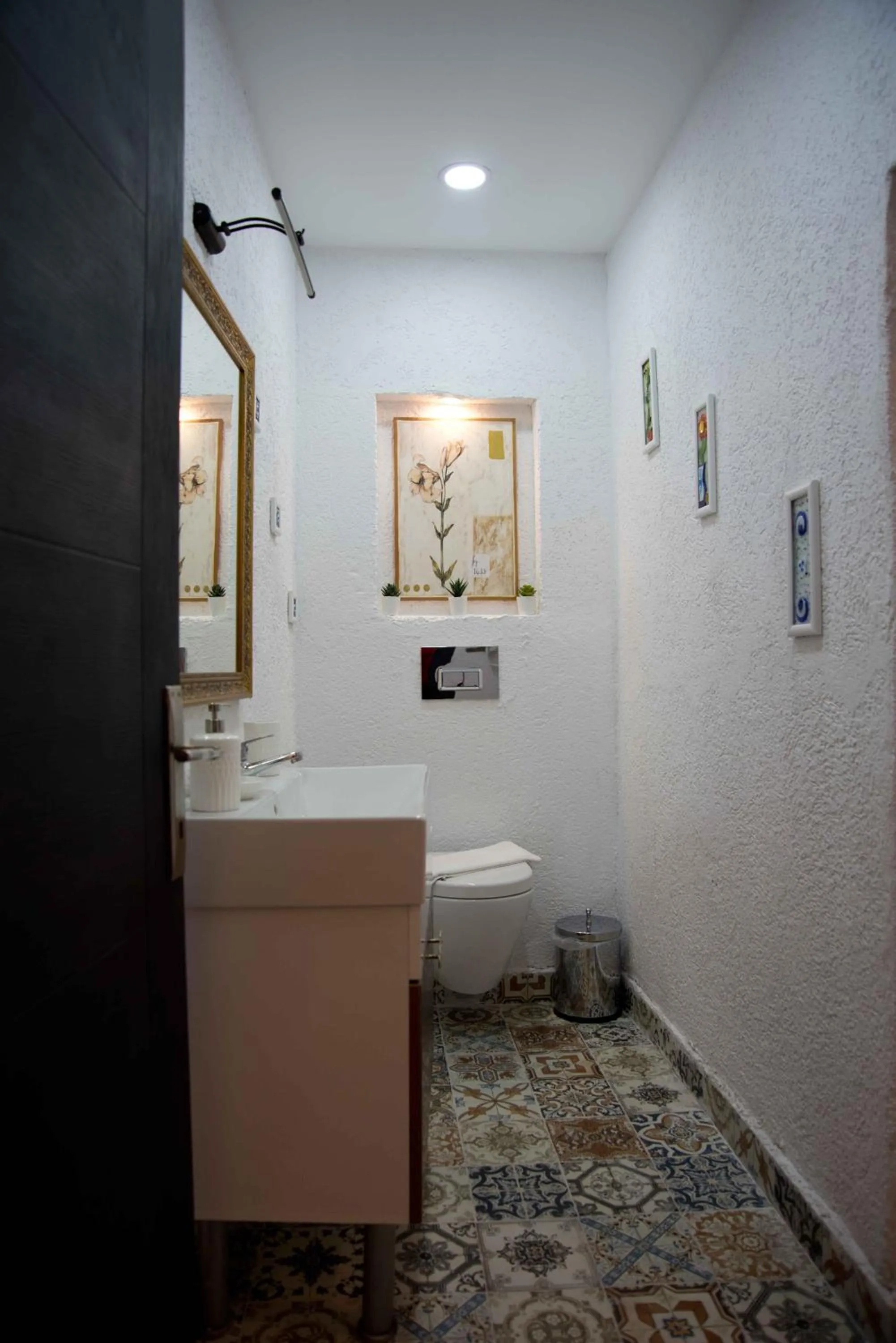 Toilet in Big Orange Hotel Old City