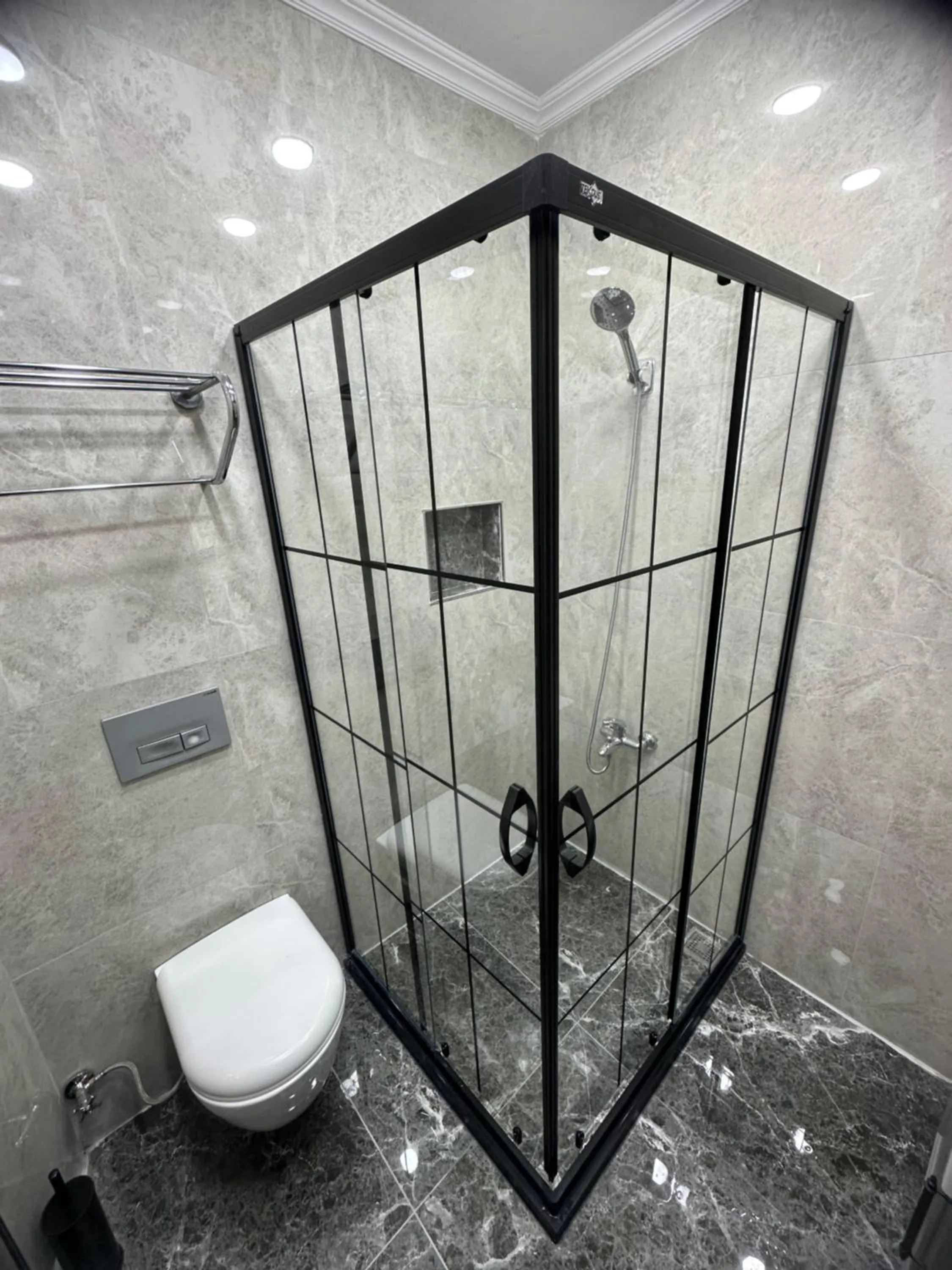 Shower in Big Orange Hotel Old City