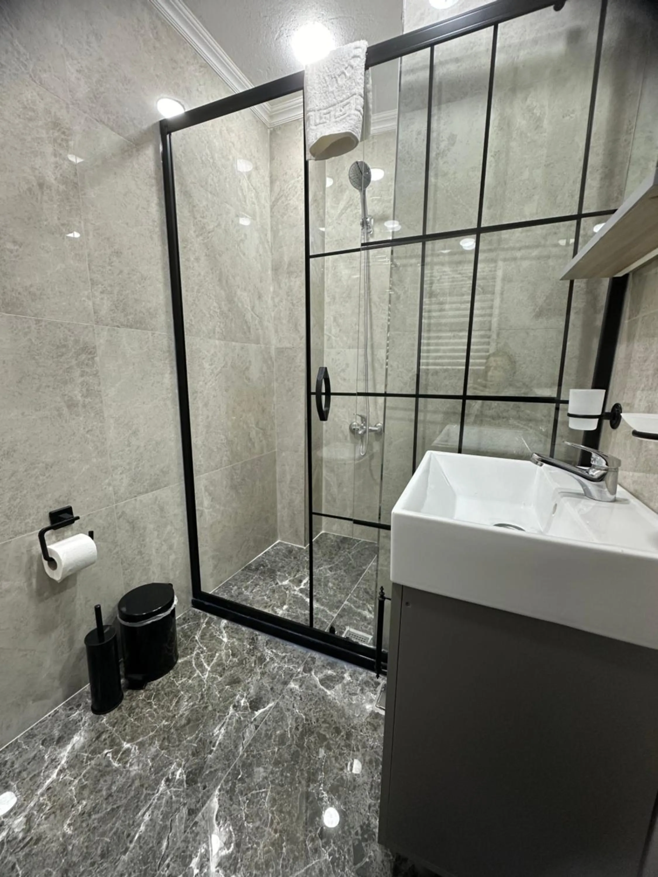 Shower in Big Orange Hotel Old City