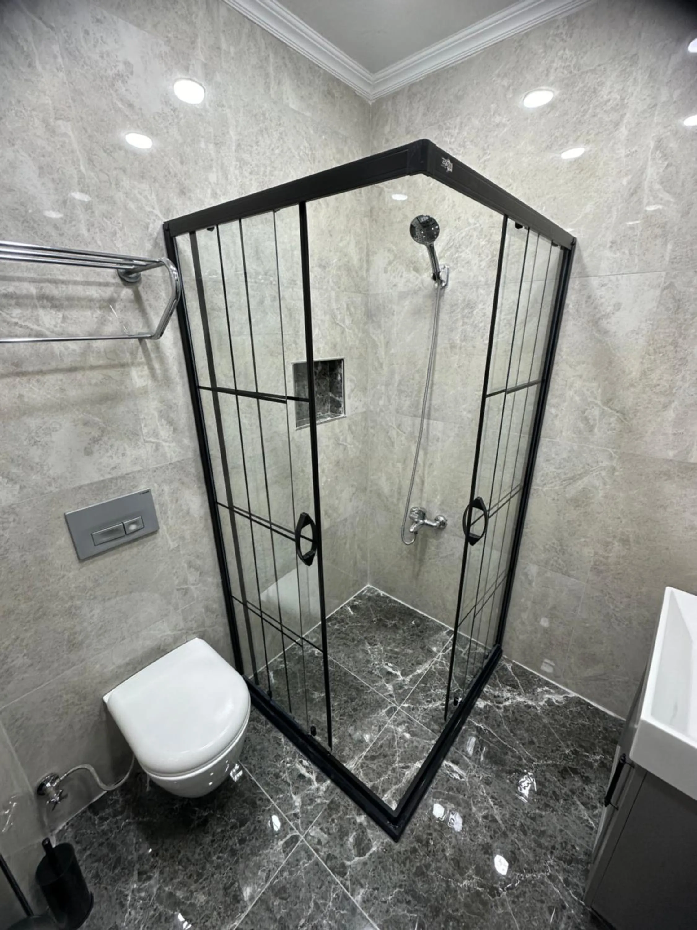 Shower in Big Orange Hotel Old City