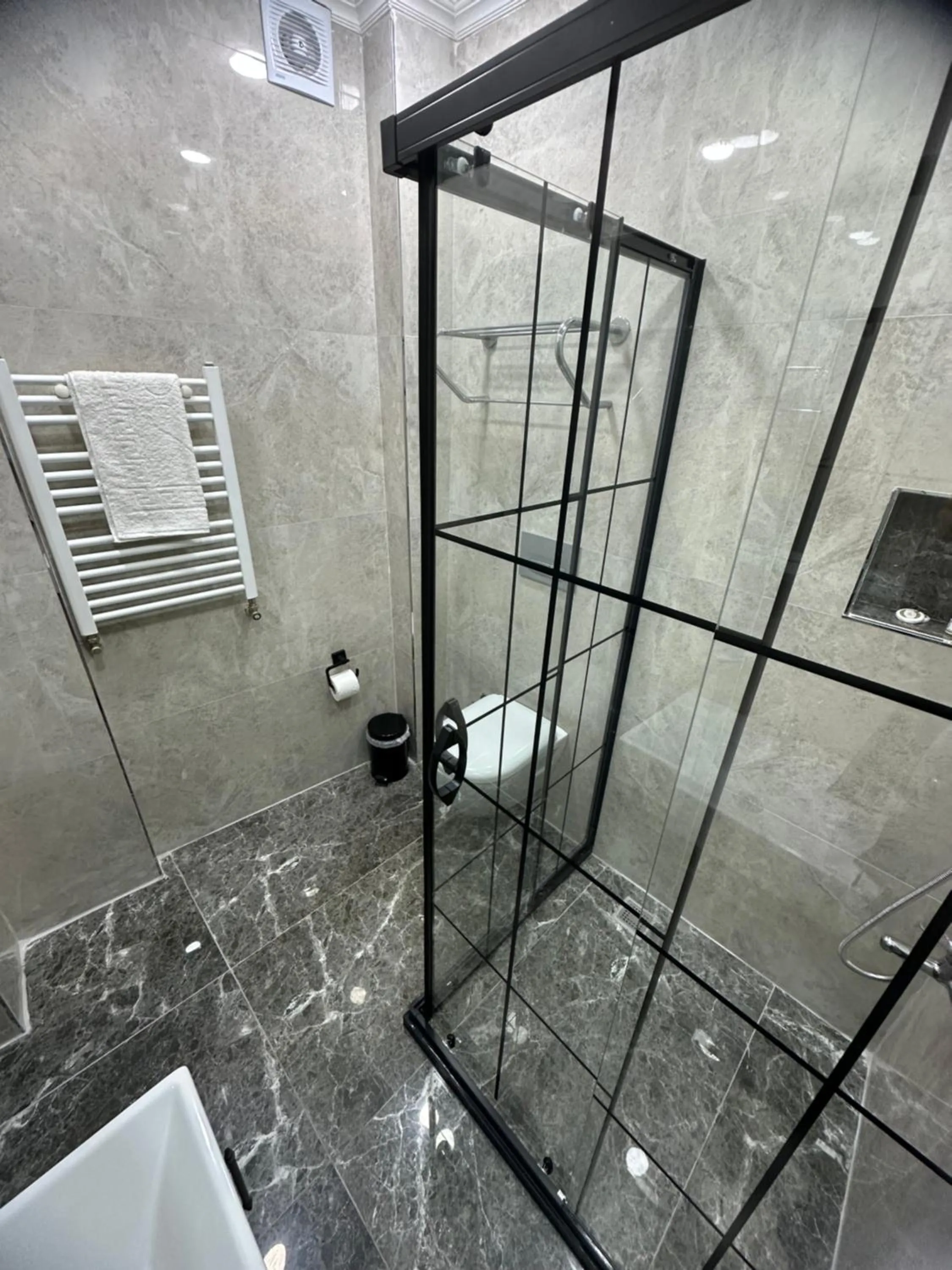 Shower in Big Orange Hotel Old City