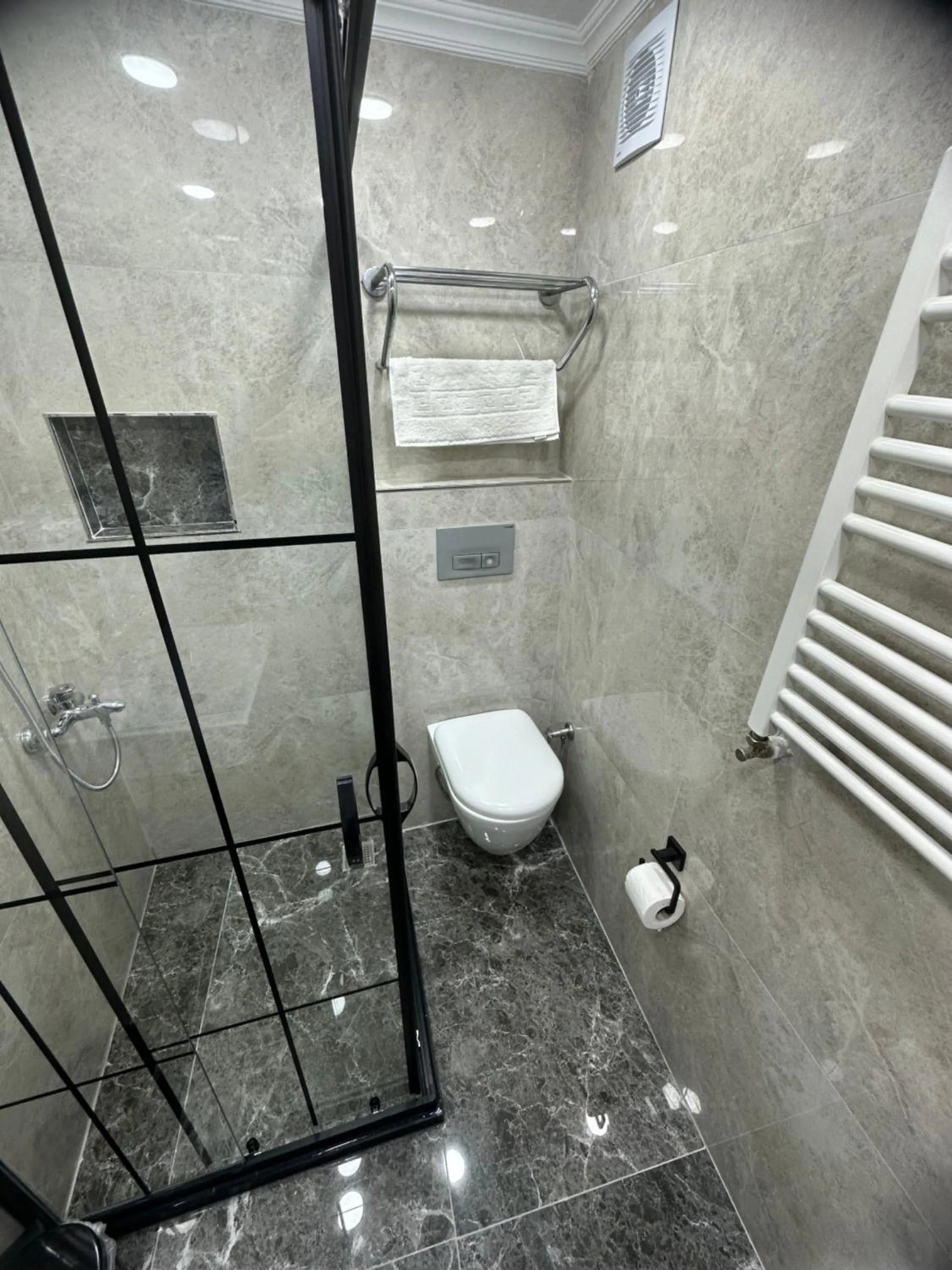 Shower in Big Orange Hotel Old City