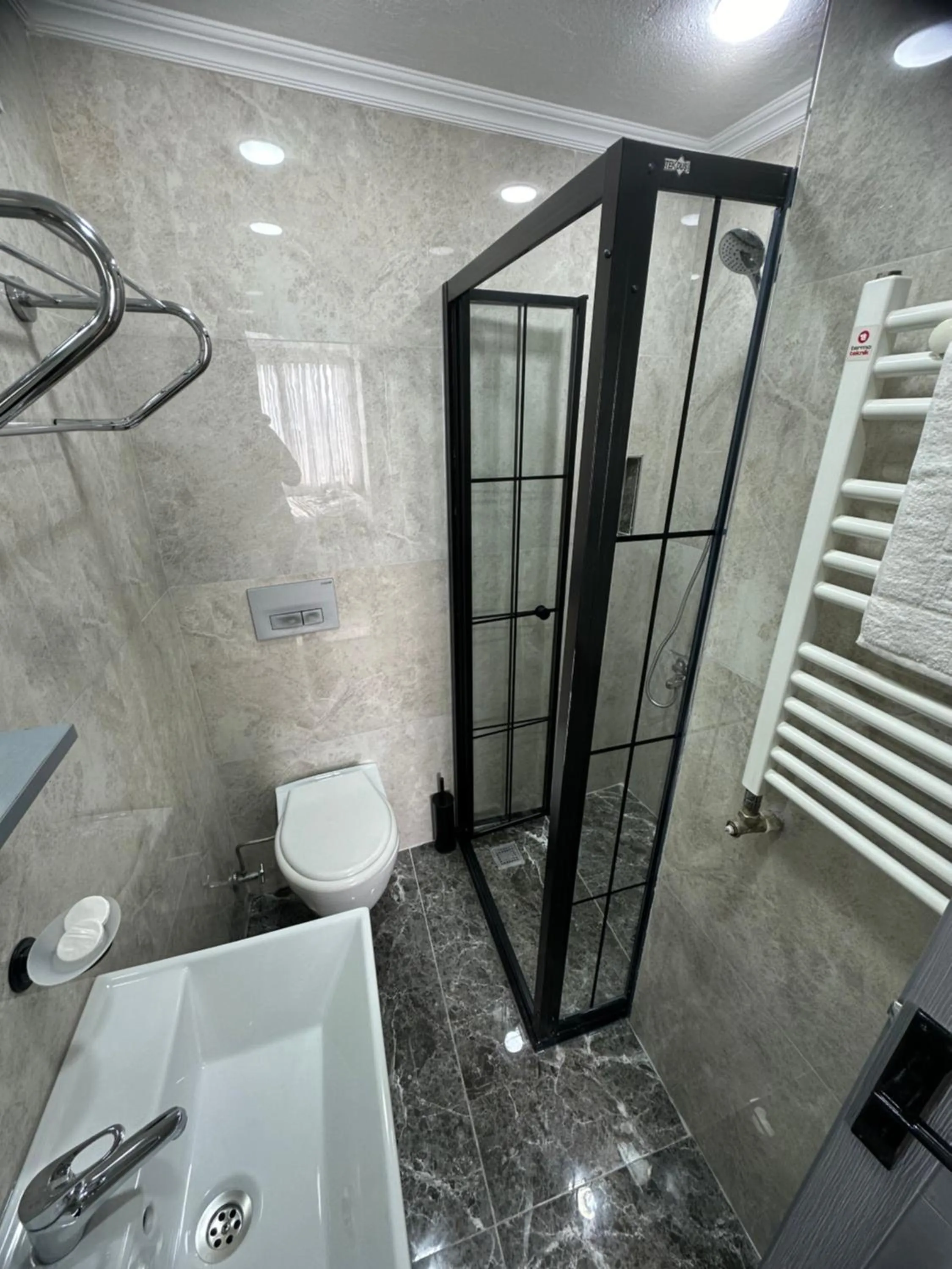 Shower in Big Orange Hotel Old City
