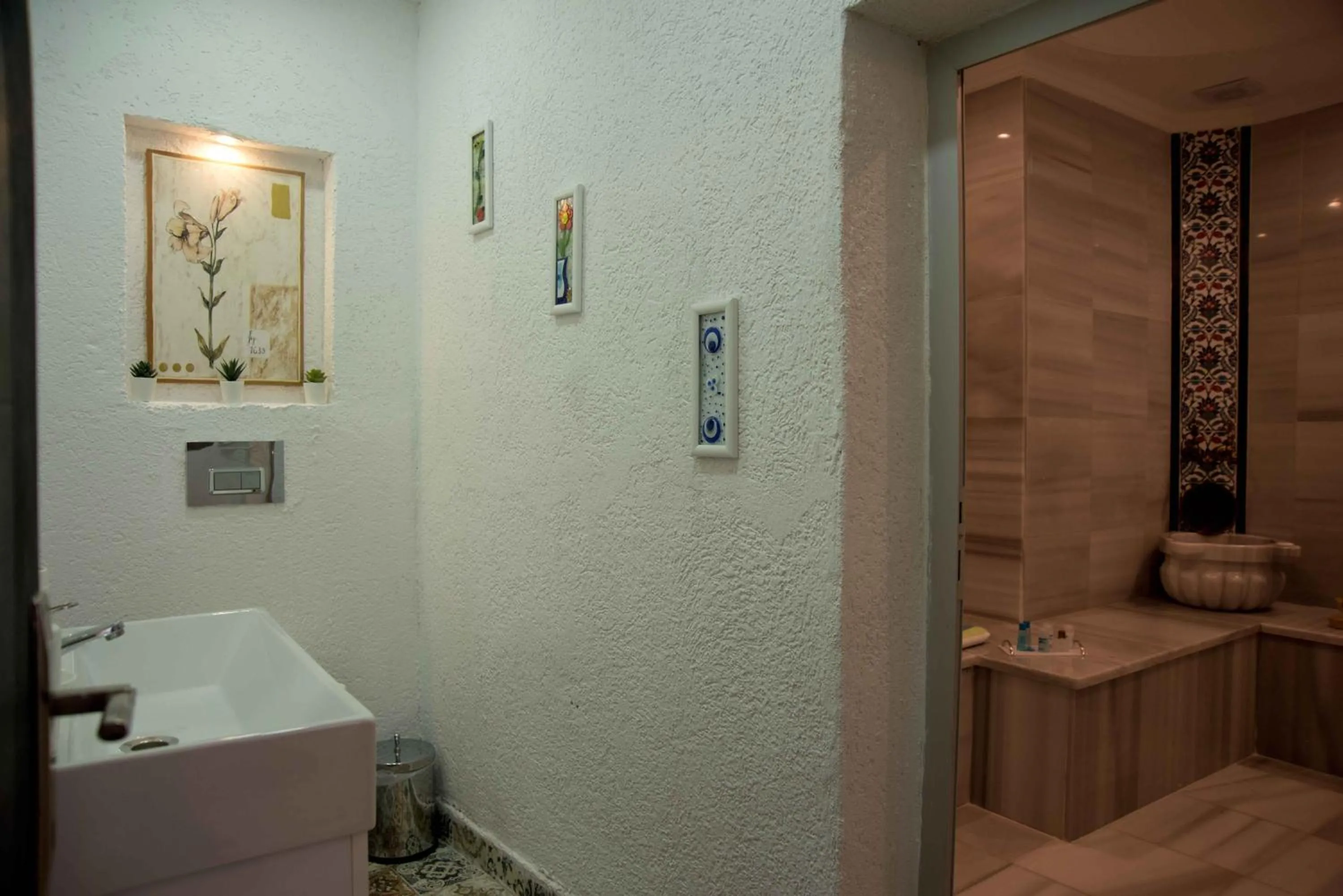 Toilet in Big Orange Hotel Old City