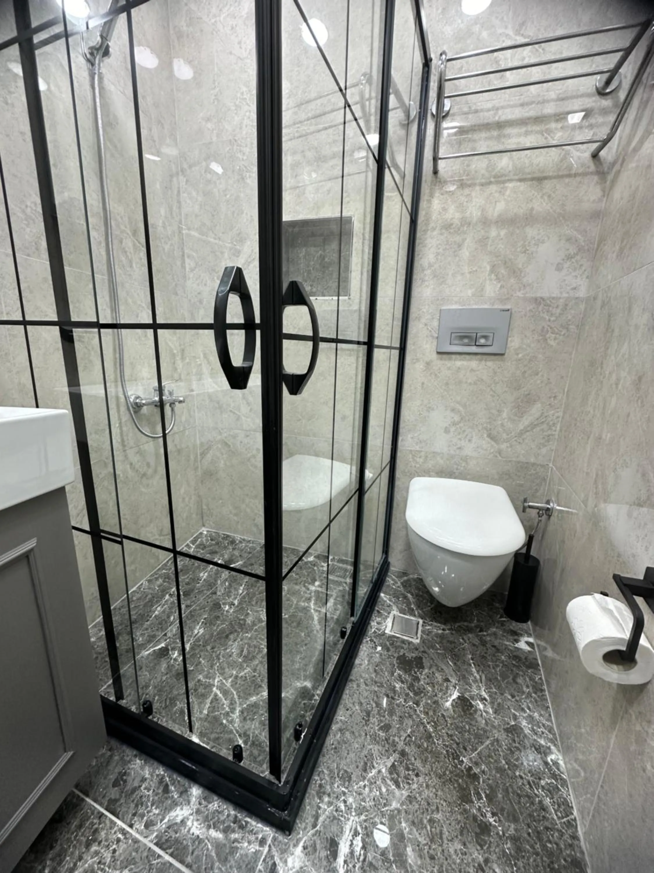 Shower in Big Orange Hotel Old City