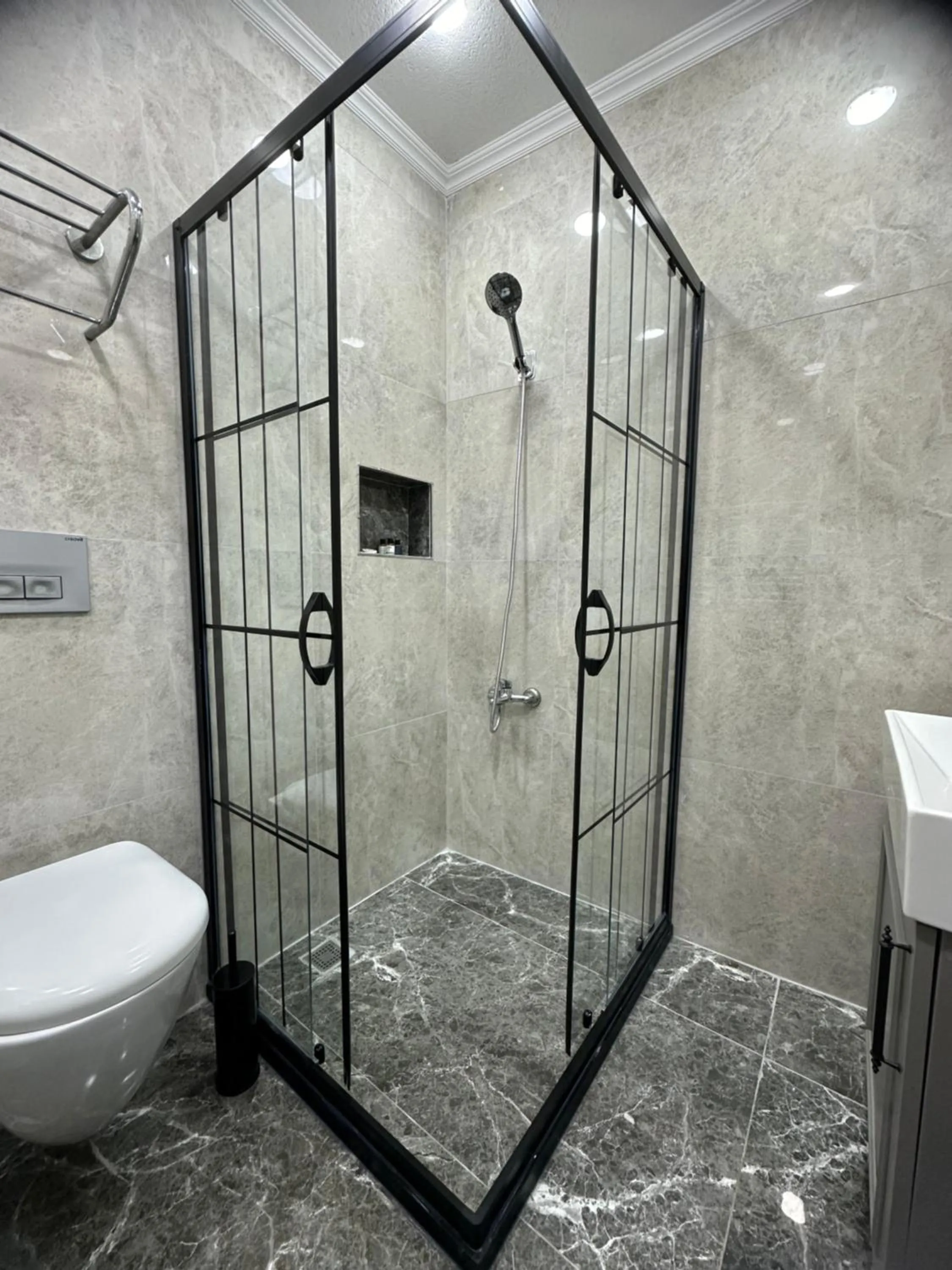 Shower in Big Orange Hotel Old City