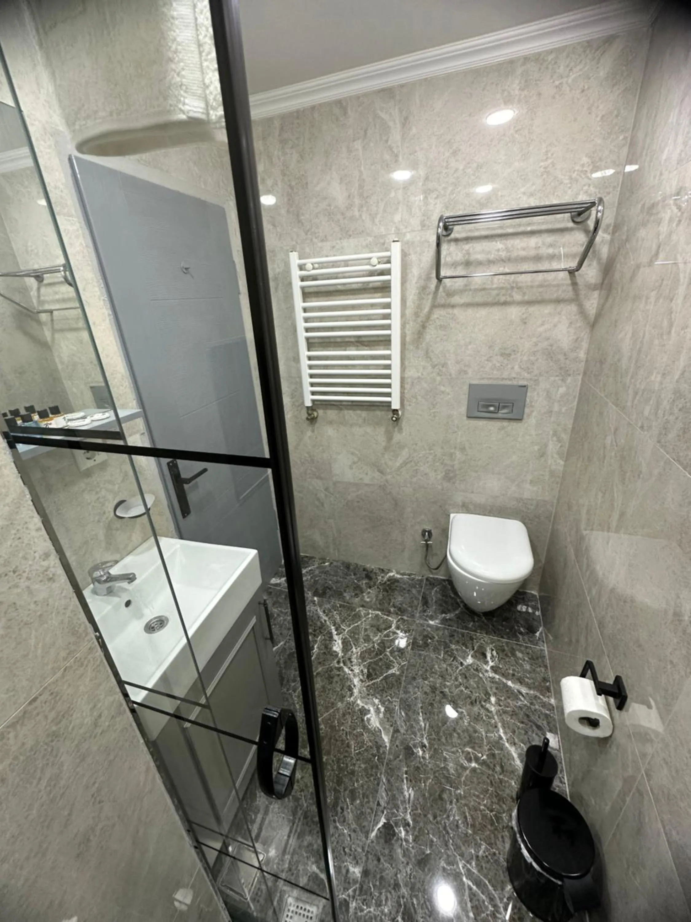 Shower in Big Orange Hotel Old City