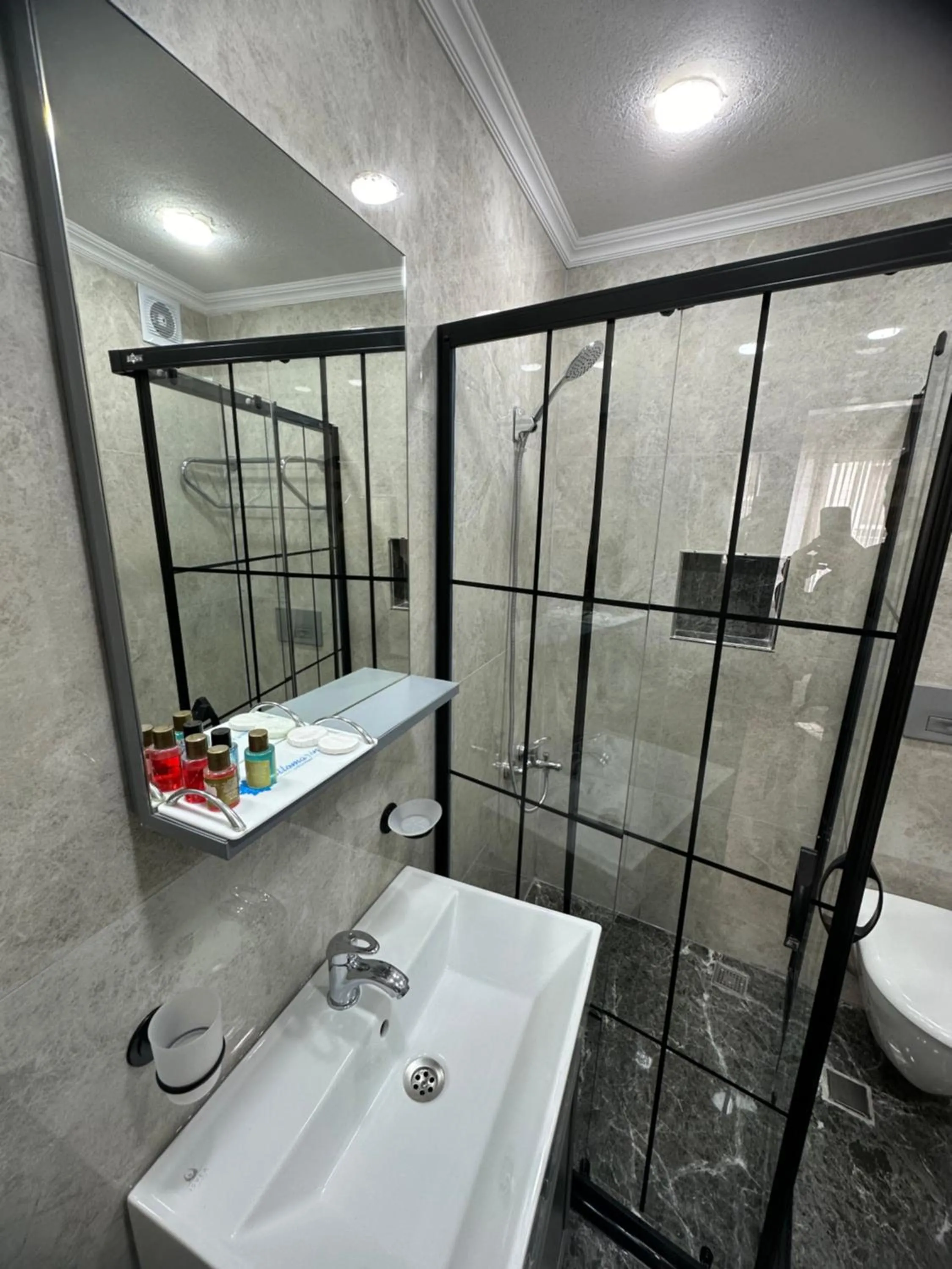 Shower in Big Orange Hotel Old City