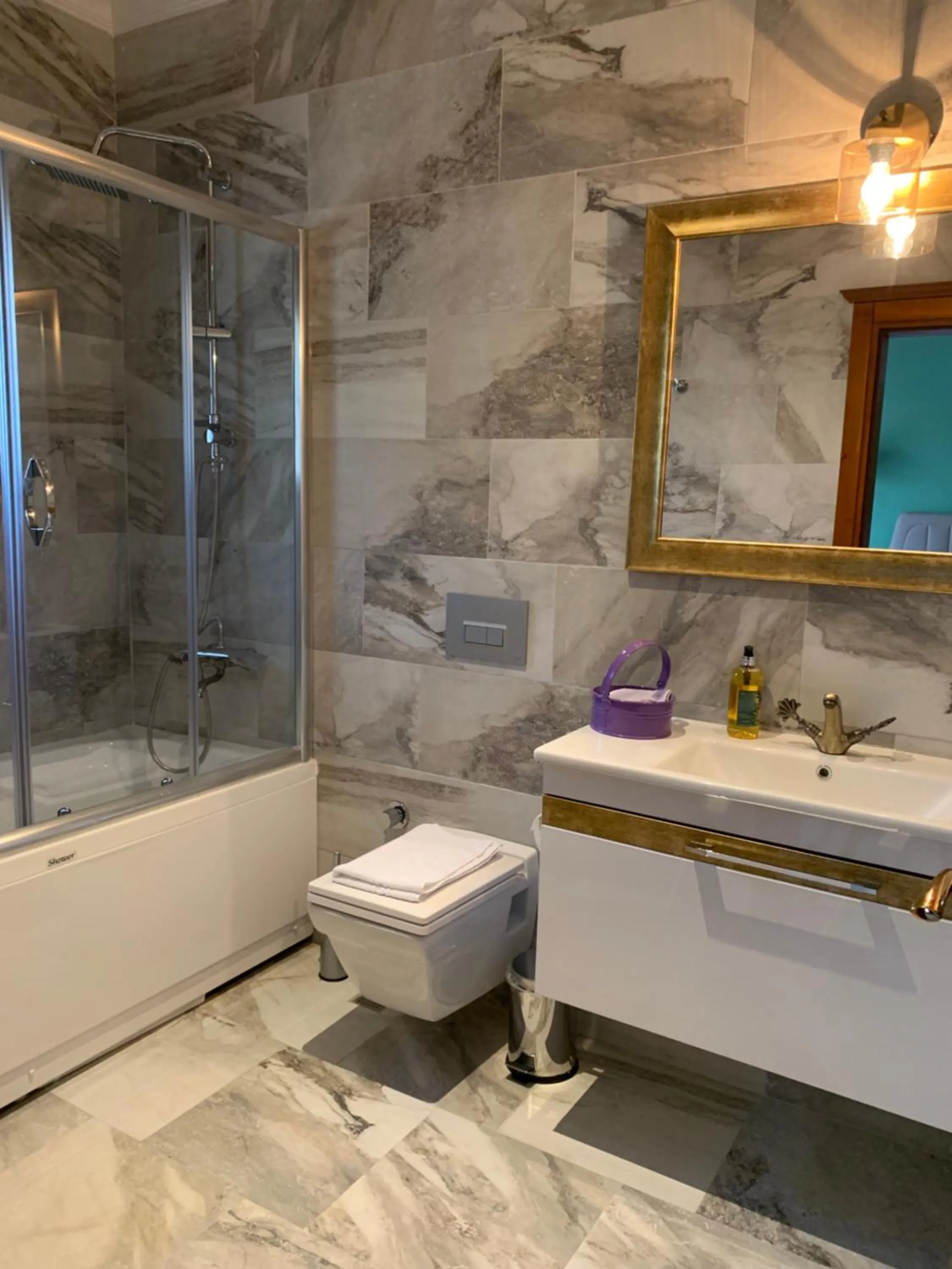 Bathroom in Kairos Hotel